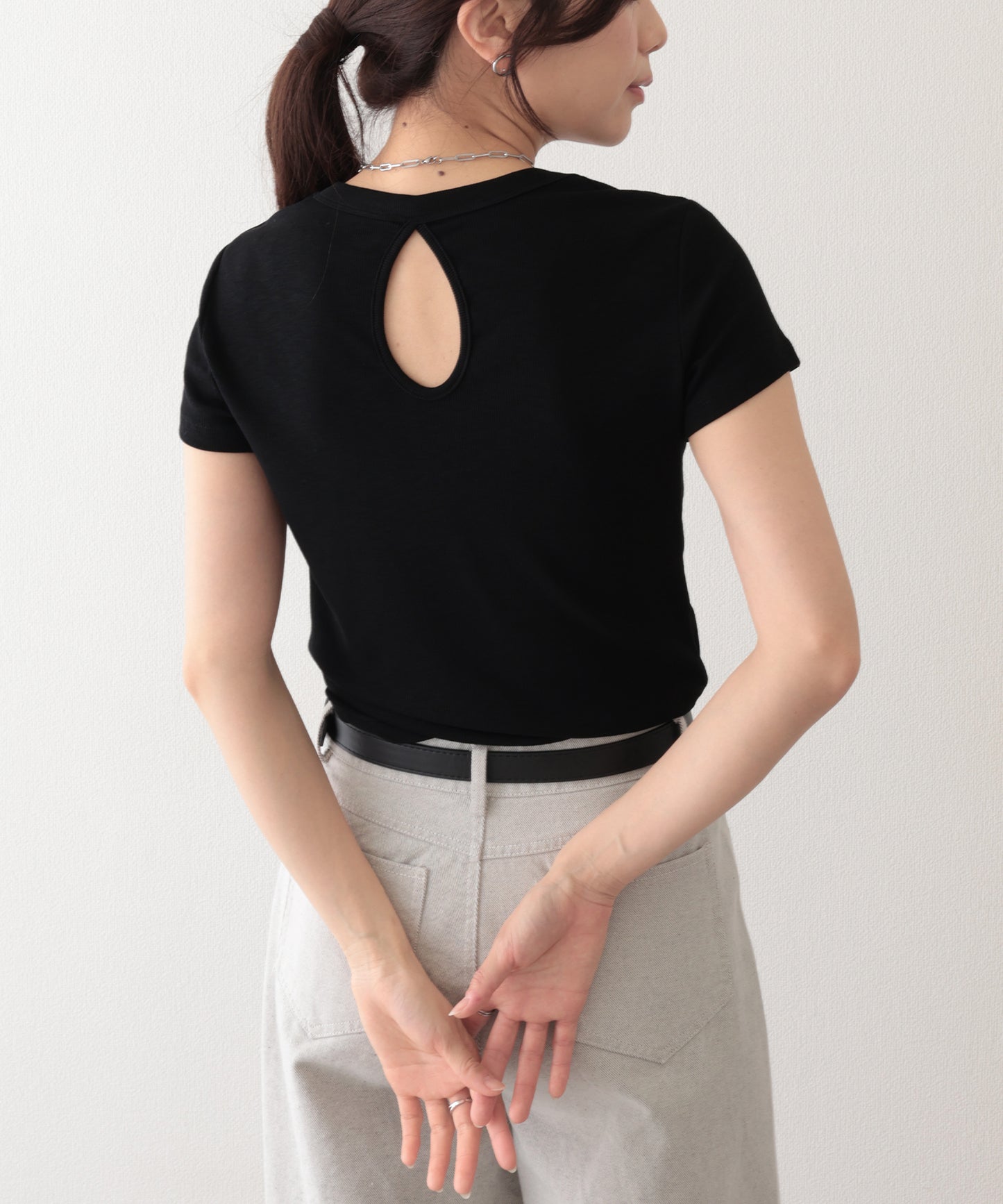 ラウンドネック バック カットアウト 半袖 Tシャツ