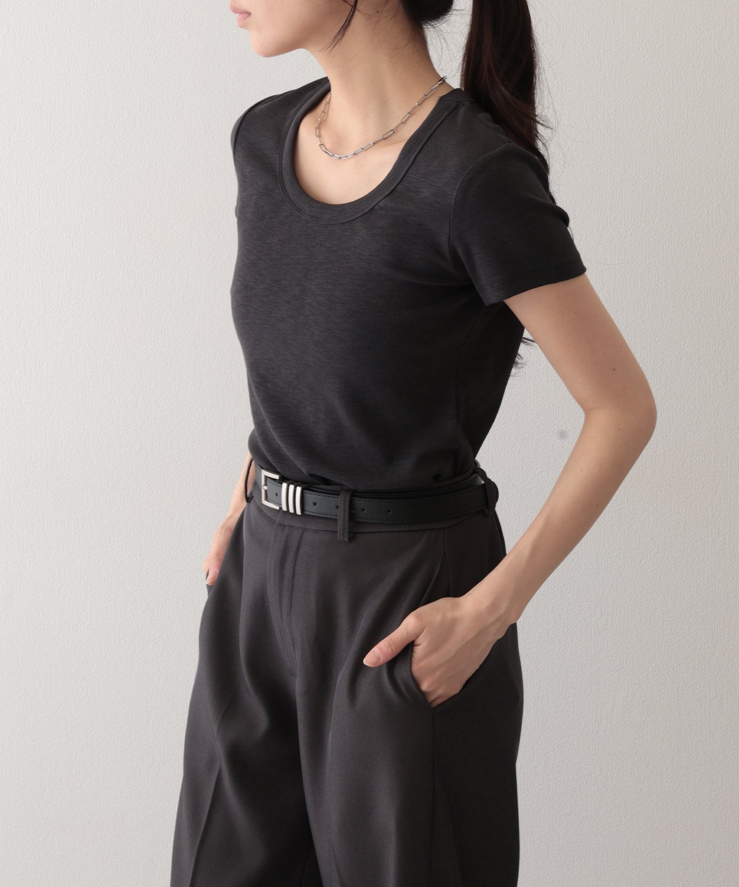 ラウンドネック バック カットアウト 半袖 Tシャツ
