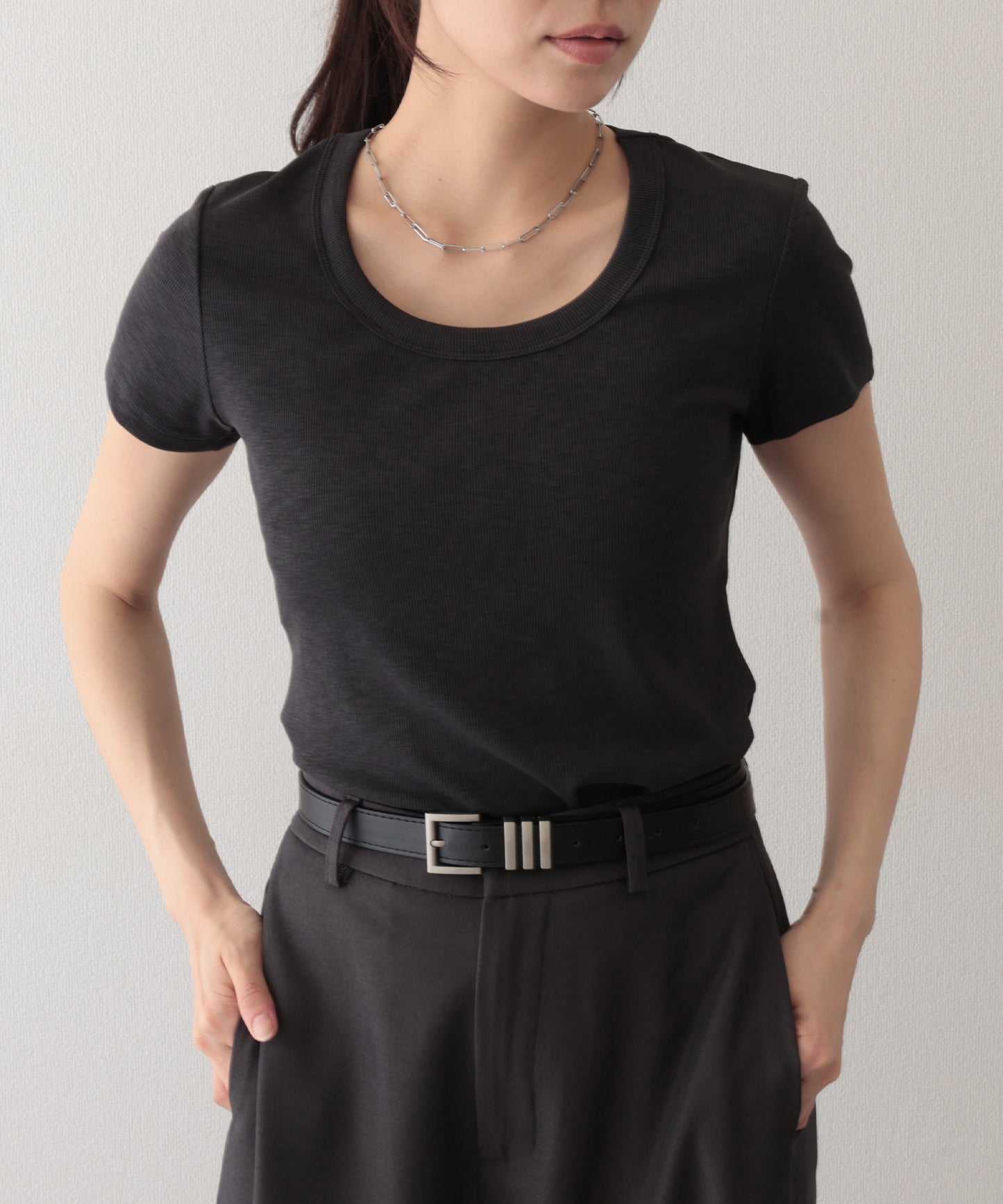 ラウンドネック バック カットアウト 半袖 Tシャツ