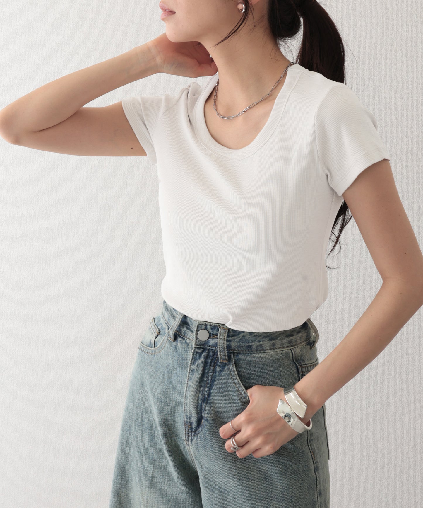 ラウンドネック バック カットアウト 半袖 Tシャツ