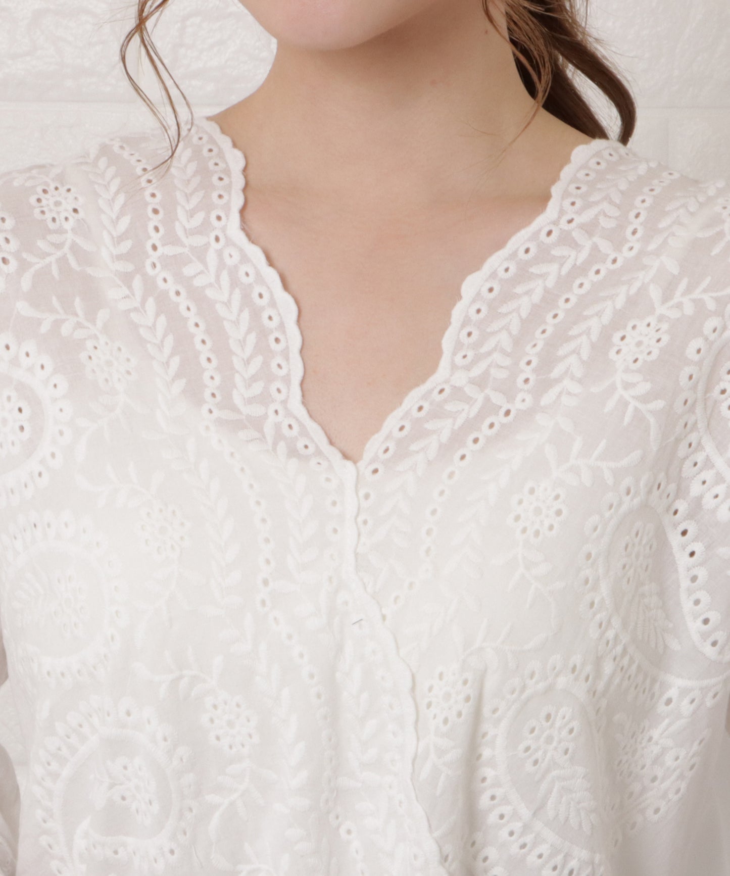 レース刺繍ブラウス
