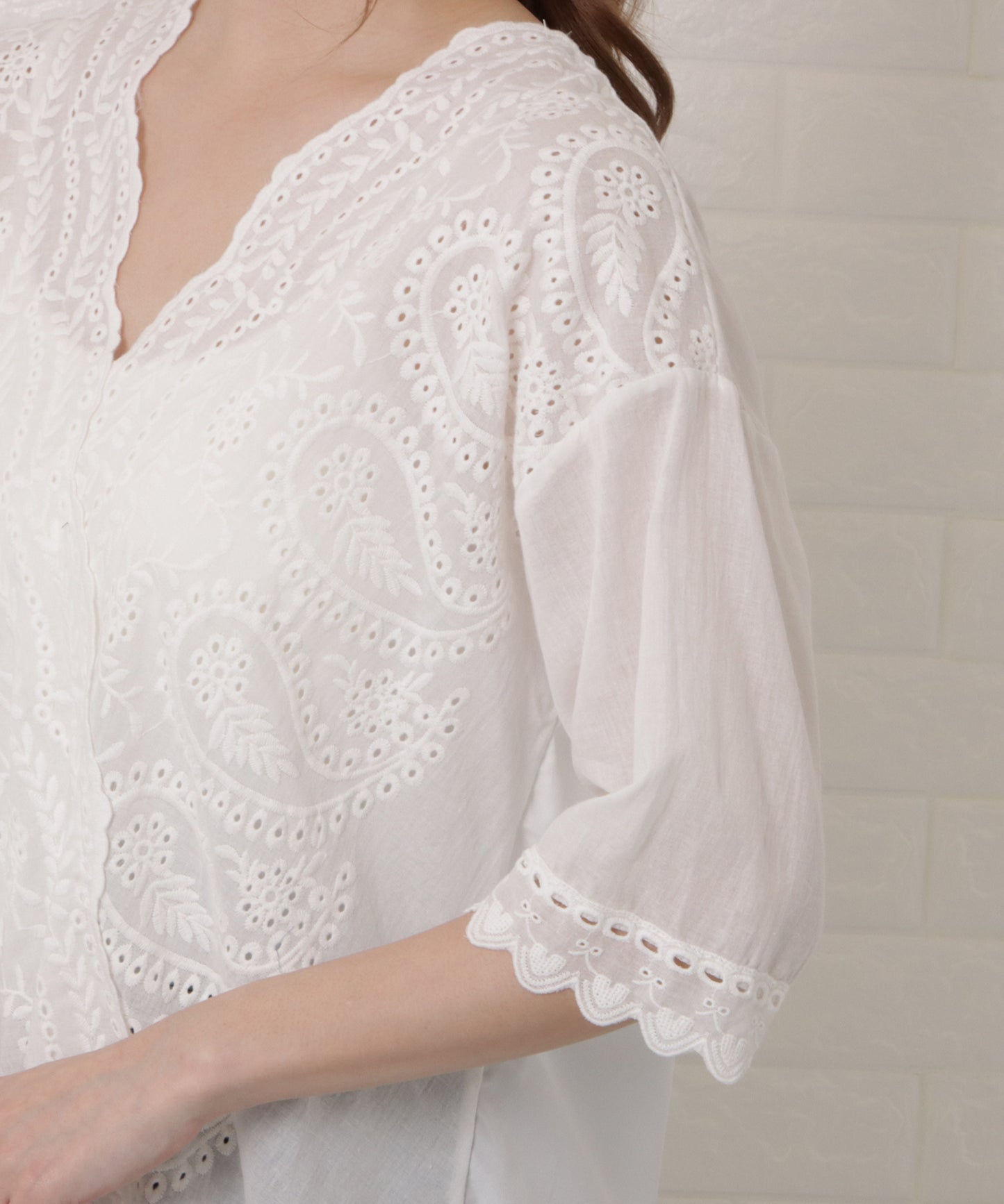 レース刺繍ブラウス