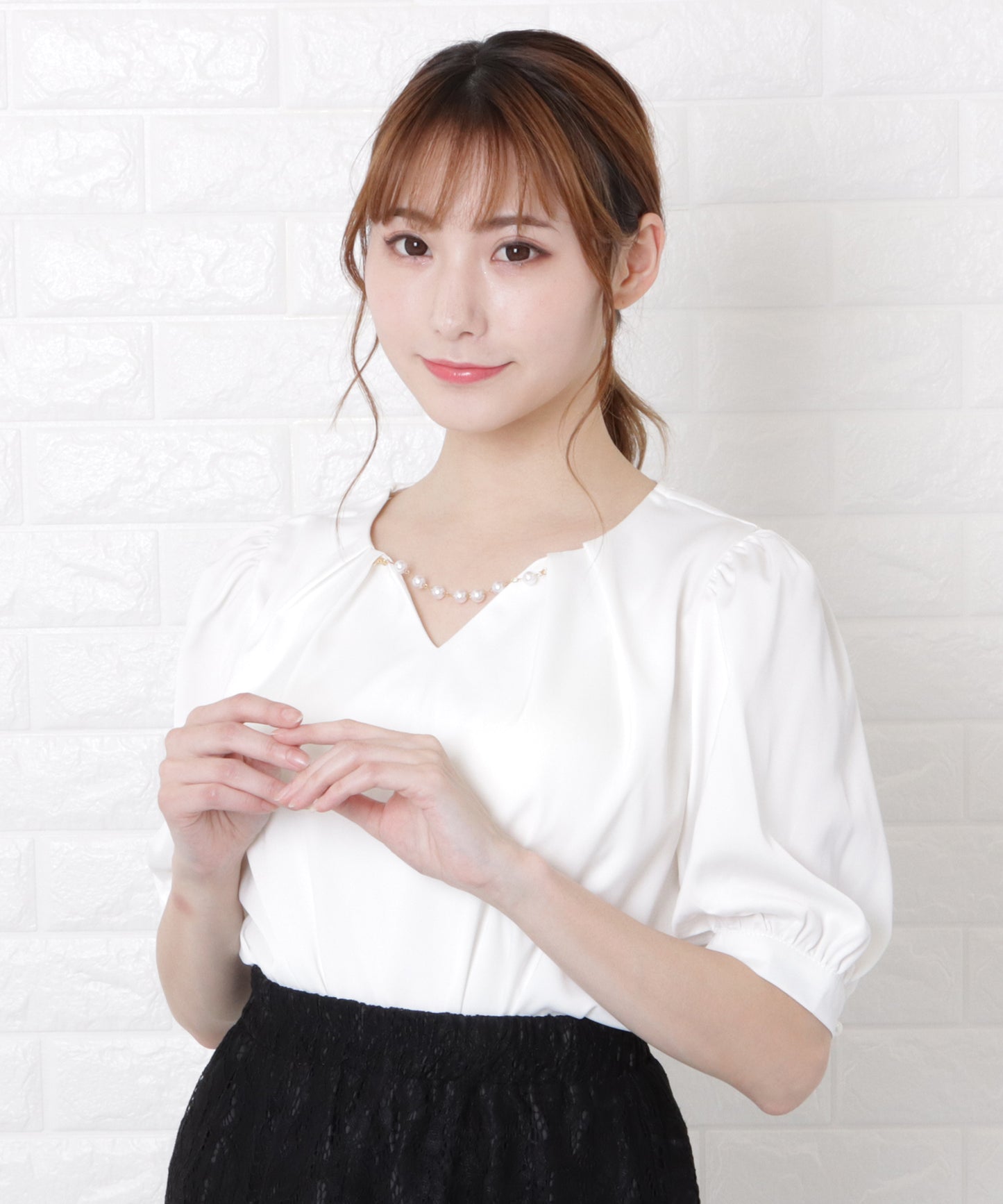 パールチェーンVネック半袖ブラウス