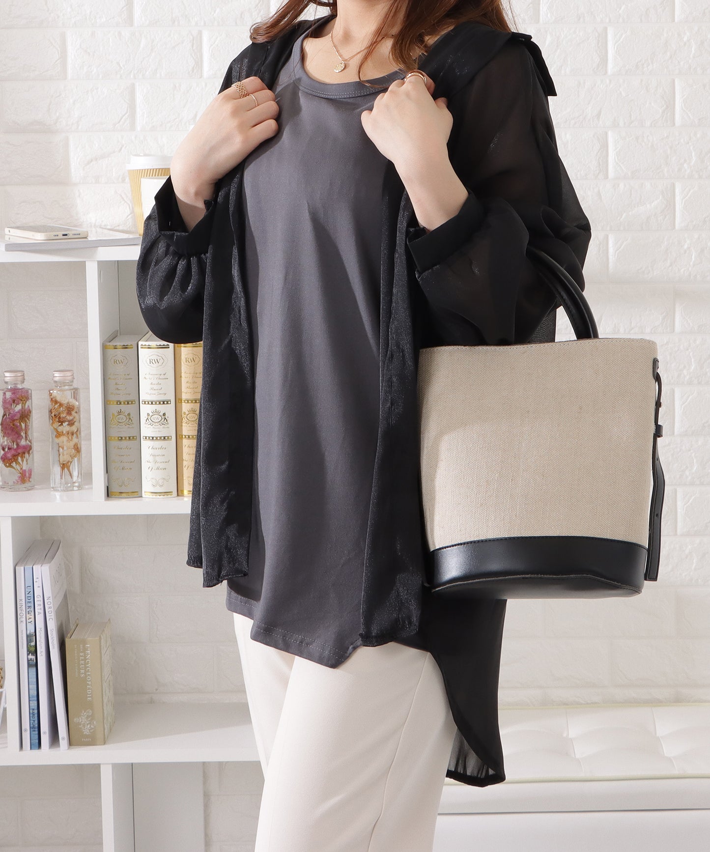 アシンメトリーノースリーブゆるトップス