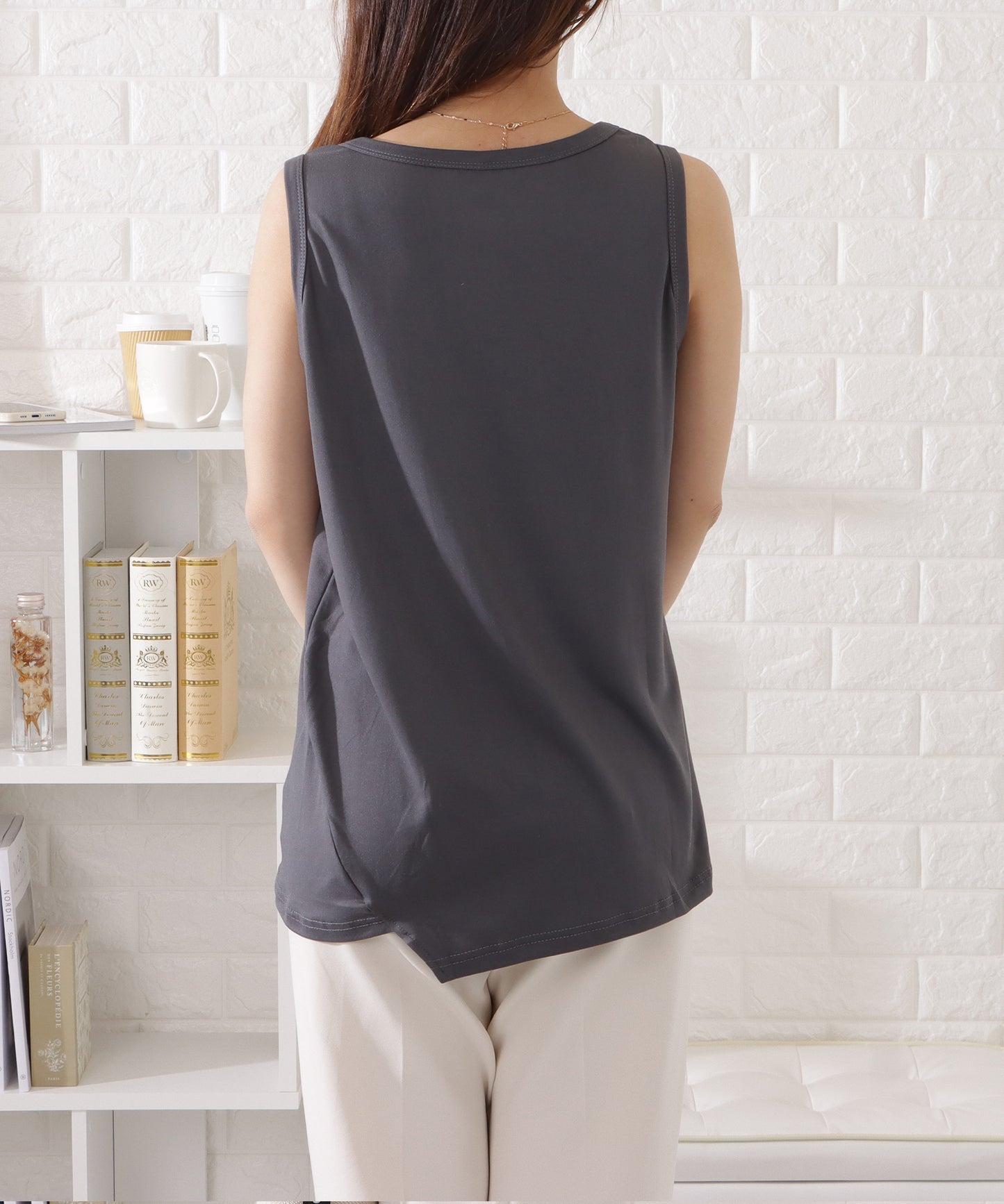 アシンメトリーノースリーブゆるトップス