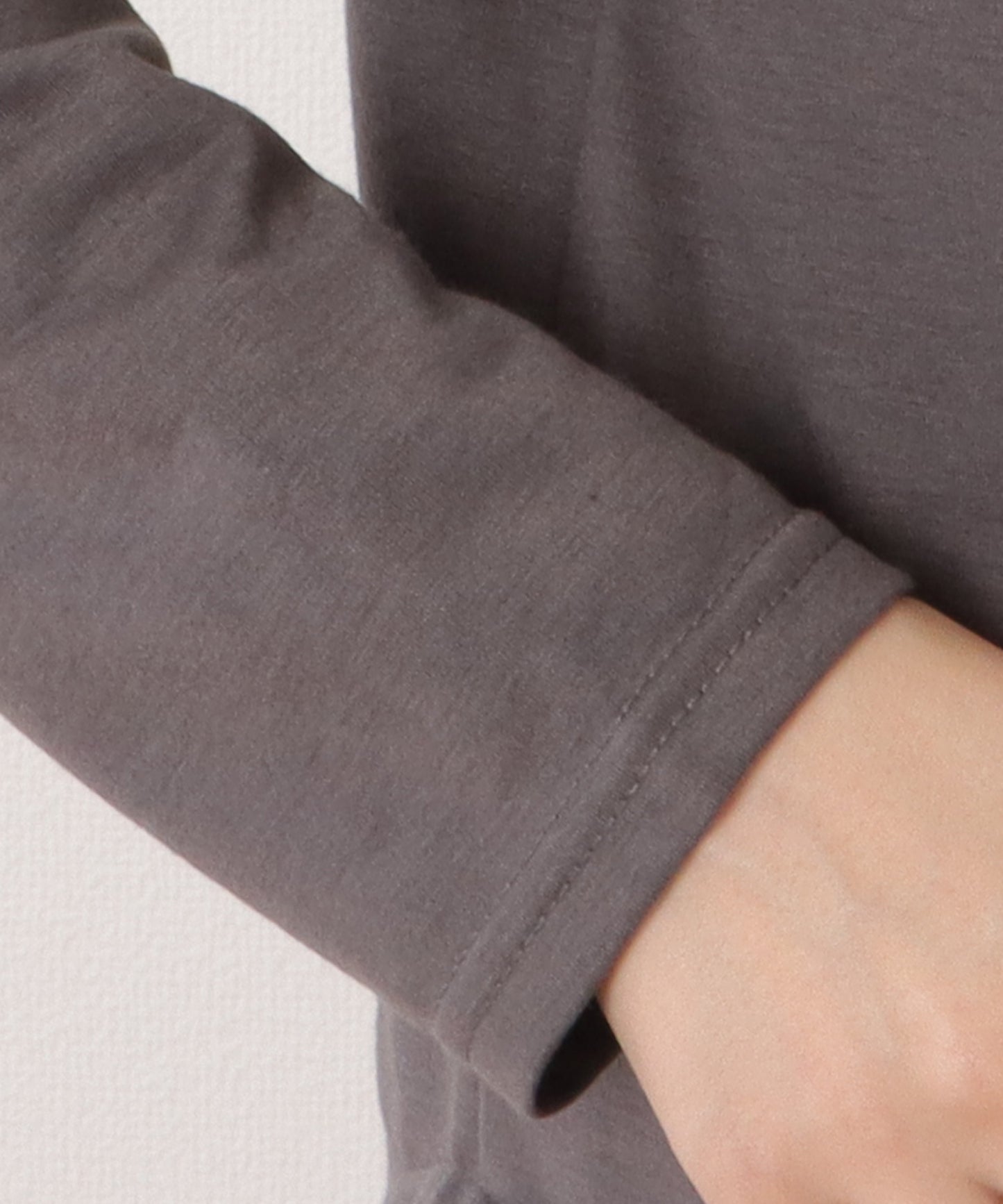 ラウンド裾コンパクトフーデットプルオーバー