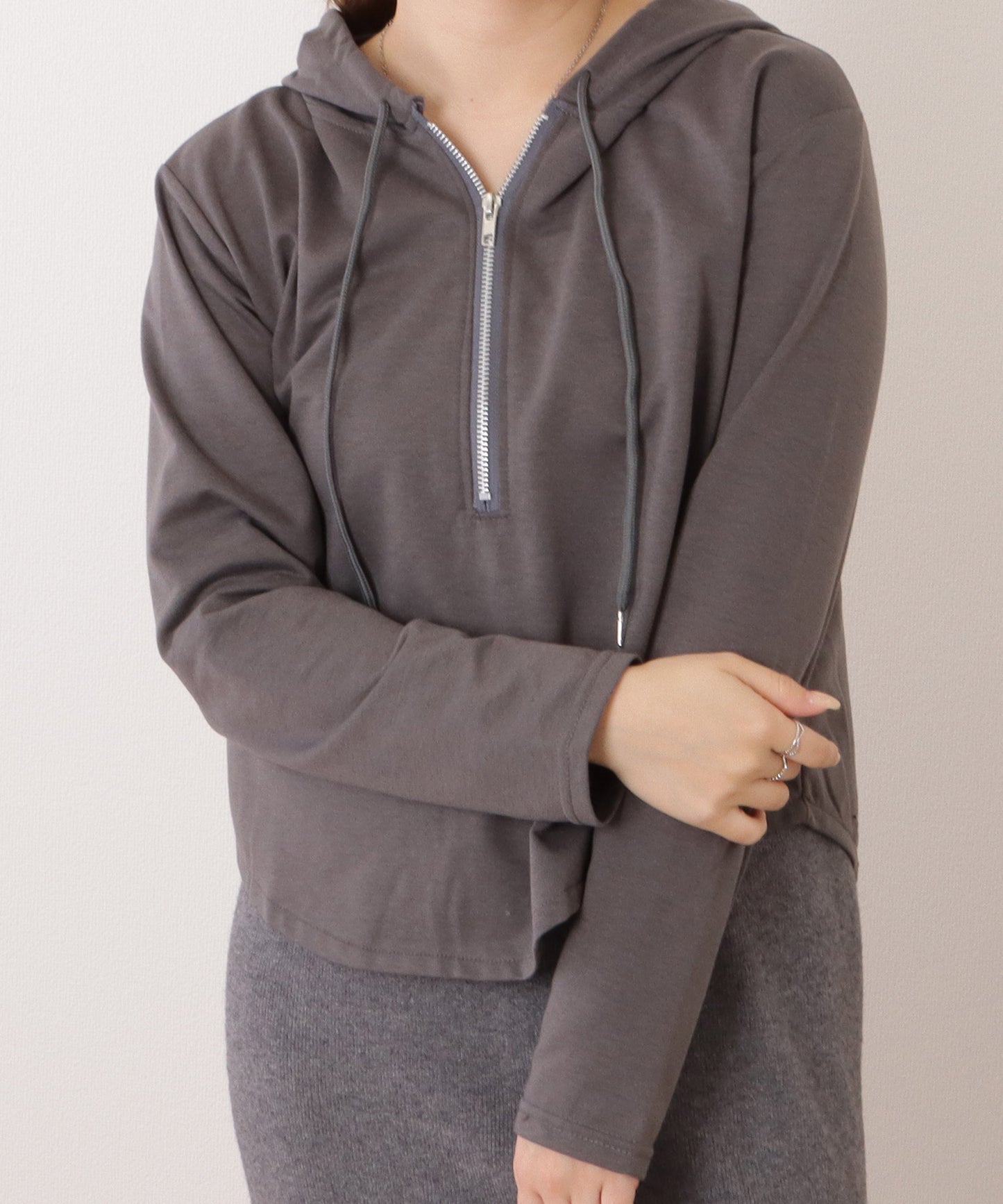 ラウンド裾コンパクトフーデットプルオーバー