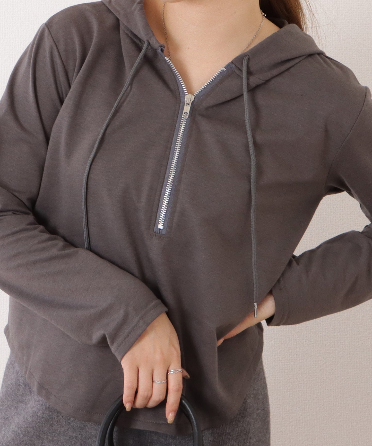 ラウンド裾コンパクトフーデットプルオーバー