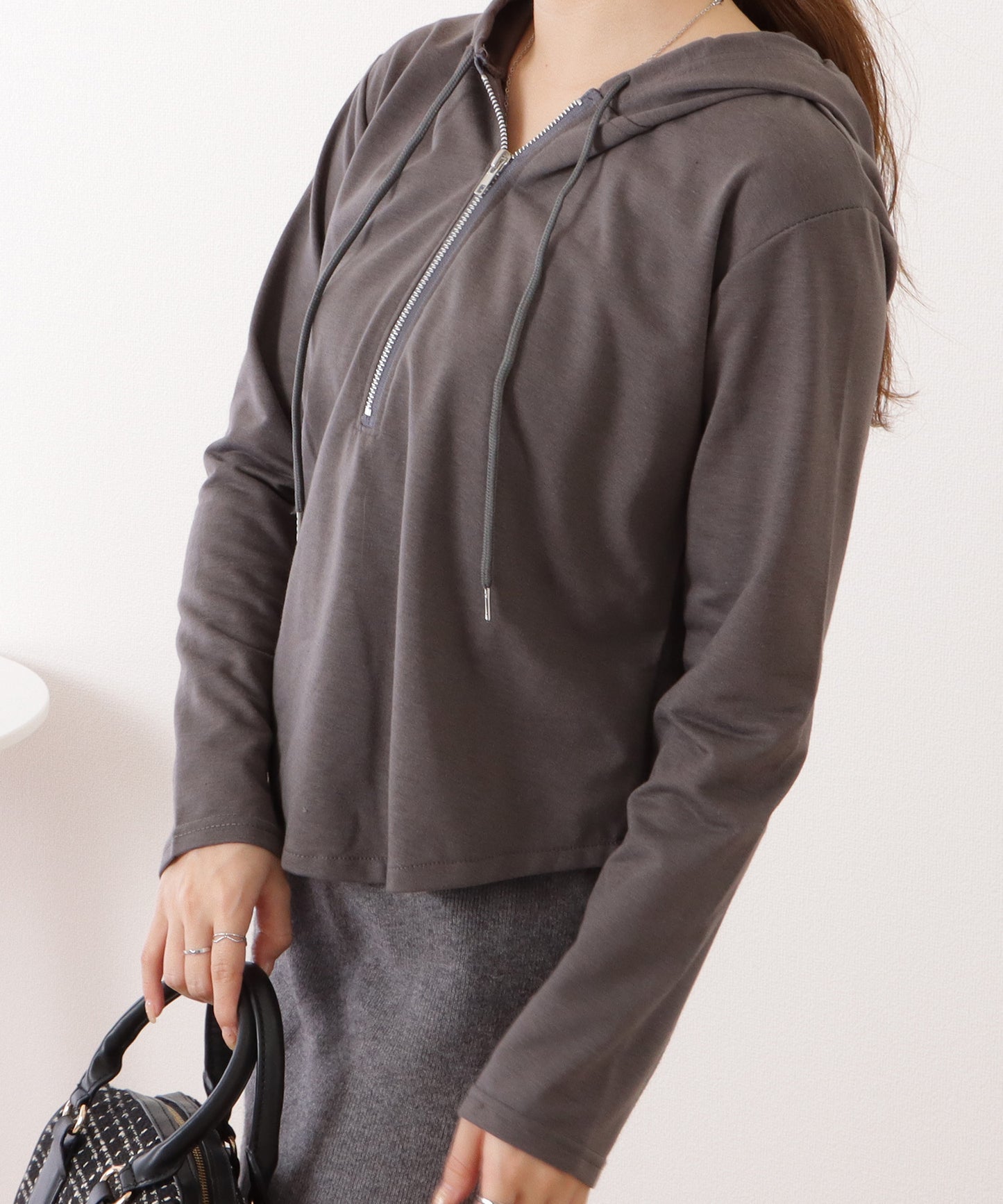 ラウンド裾コンパクトフーデットプルオーバー