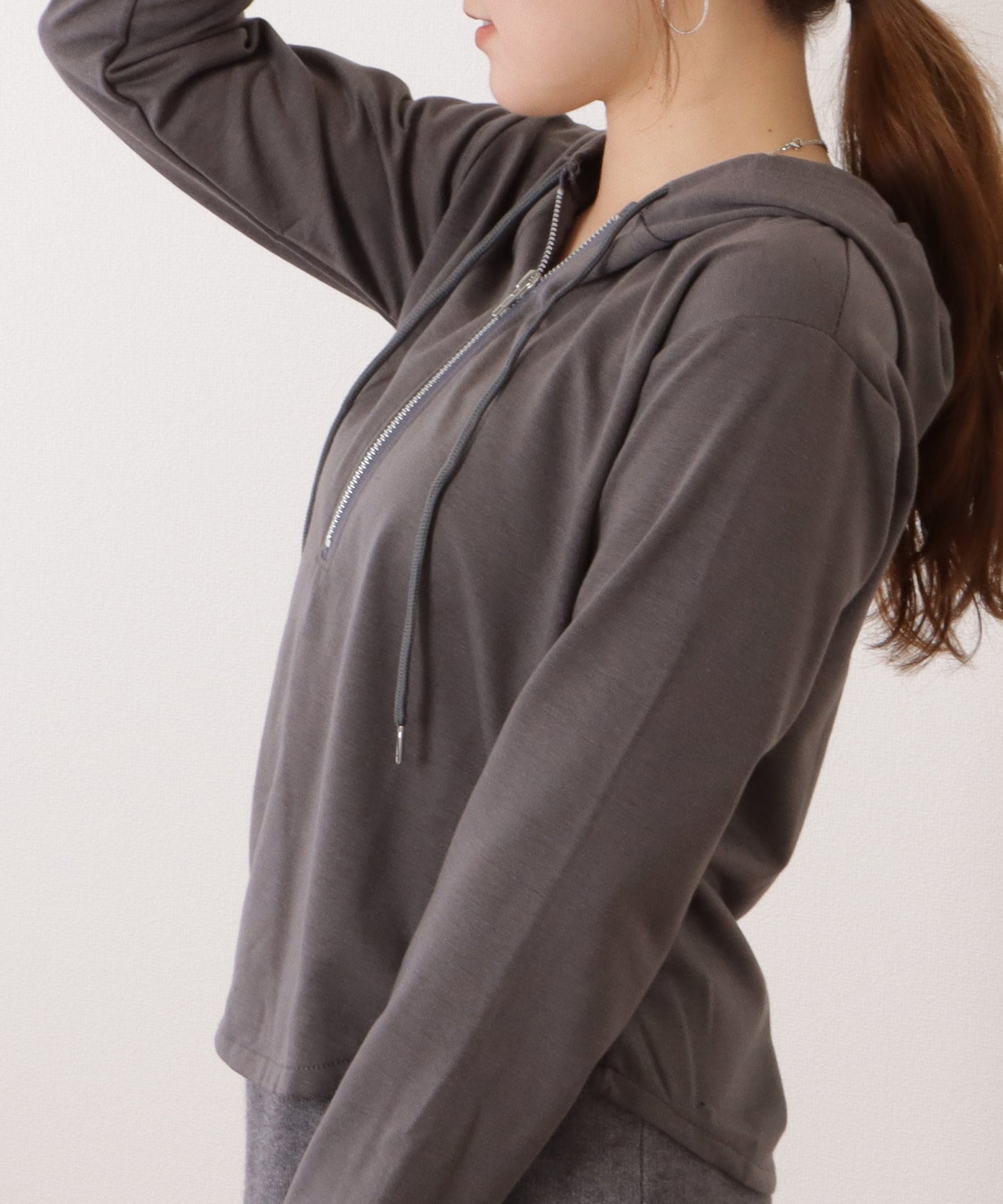 ラウンド裾コンパクトフーデットプルオーバー