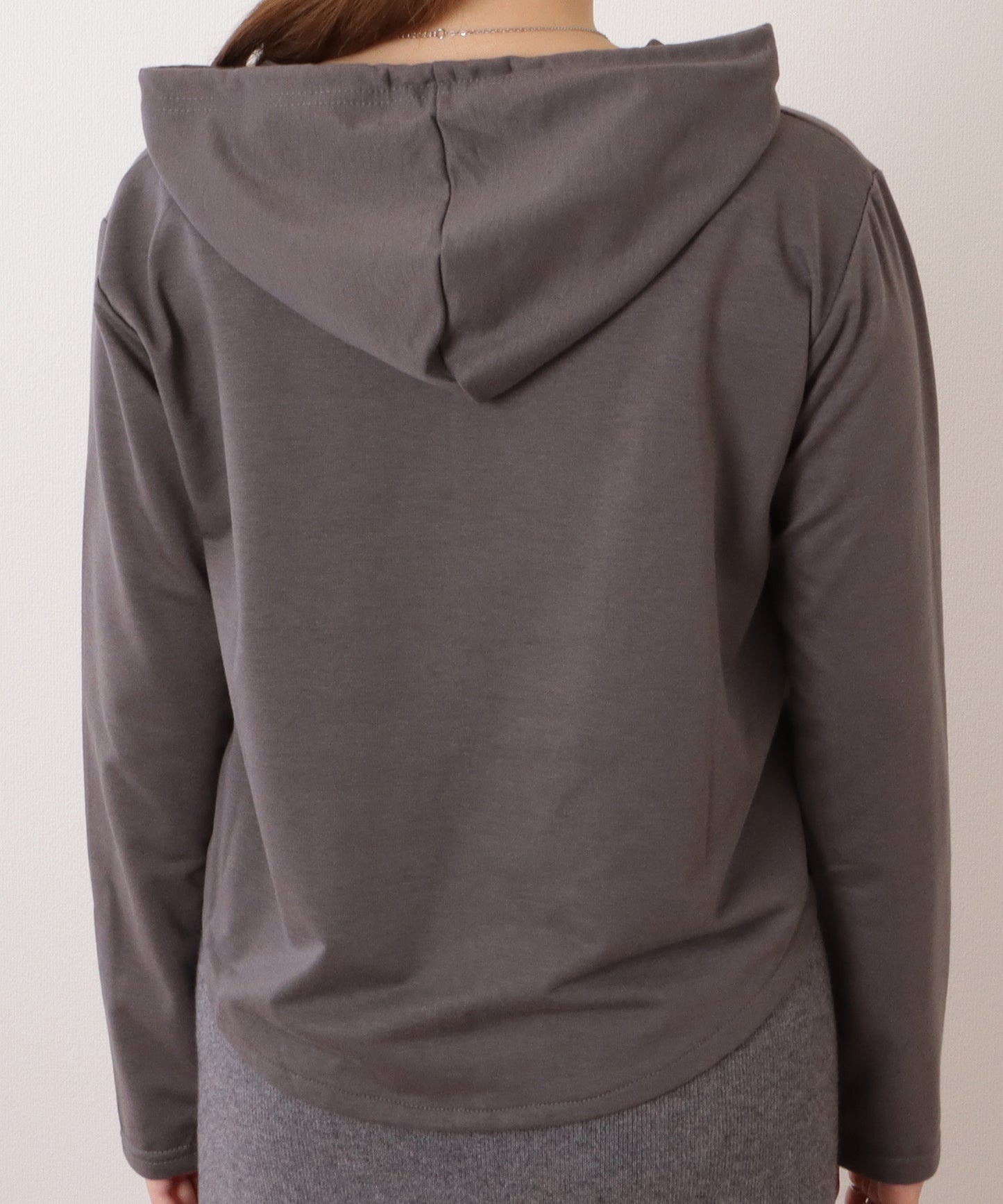 ラウンド裾コンパクトフーデットプルオーバー