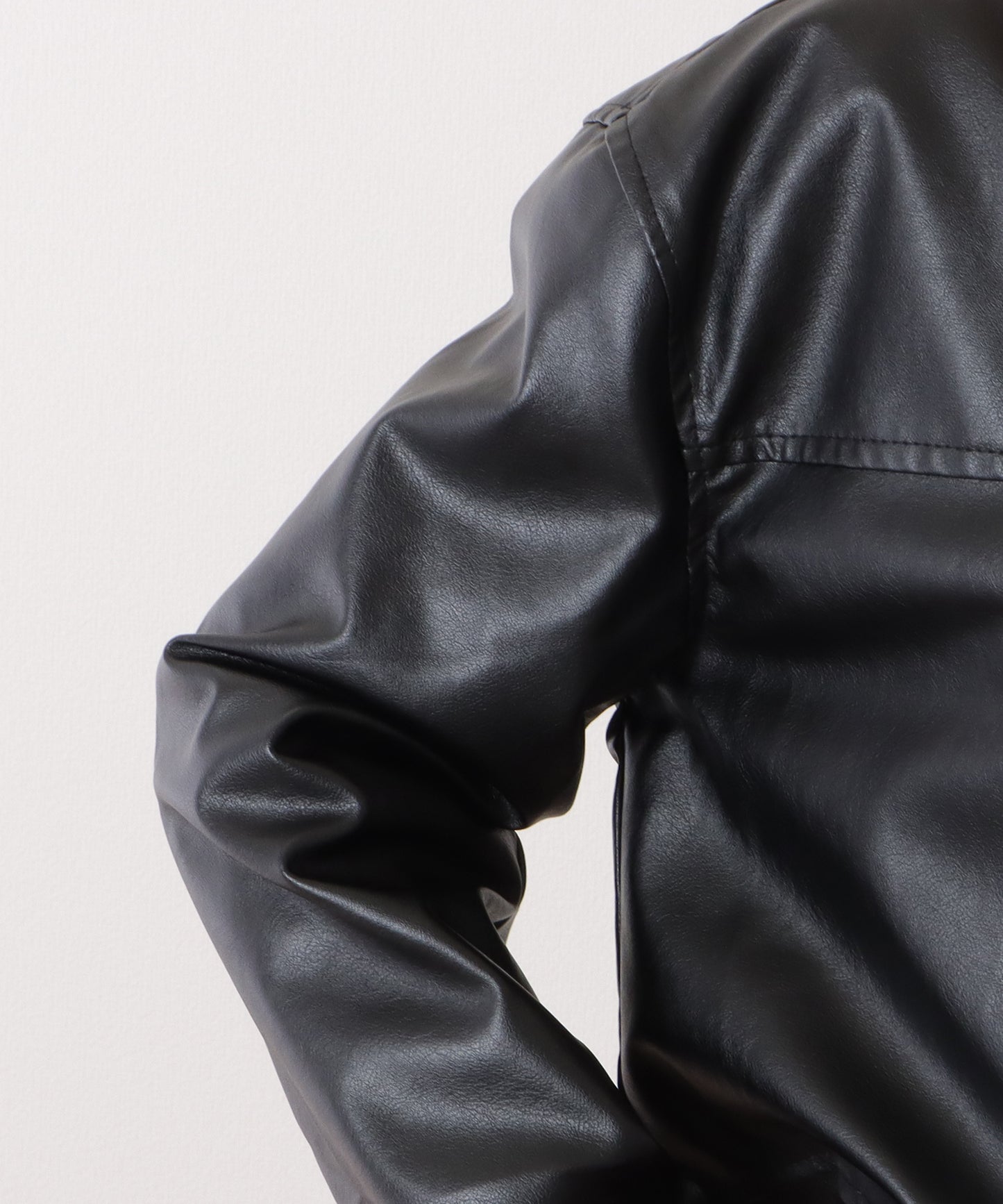 ショート丈オーバーサイズフェイクレザージャケット