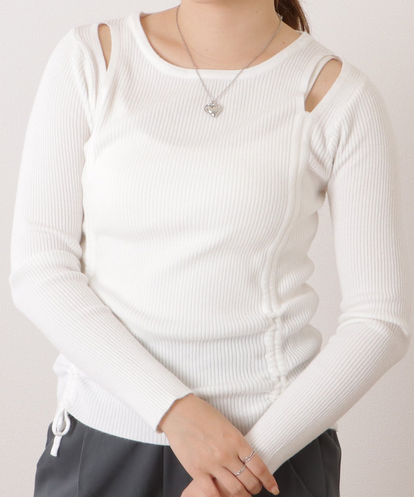 シャーリングリボン付きカットアウトリブニットプルオーバー