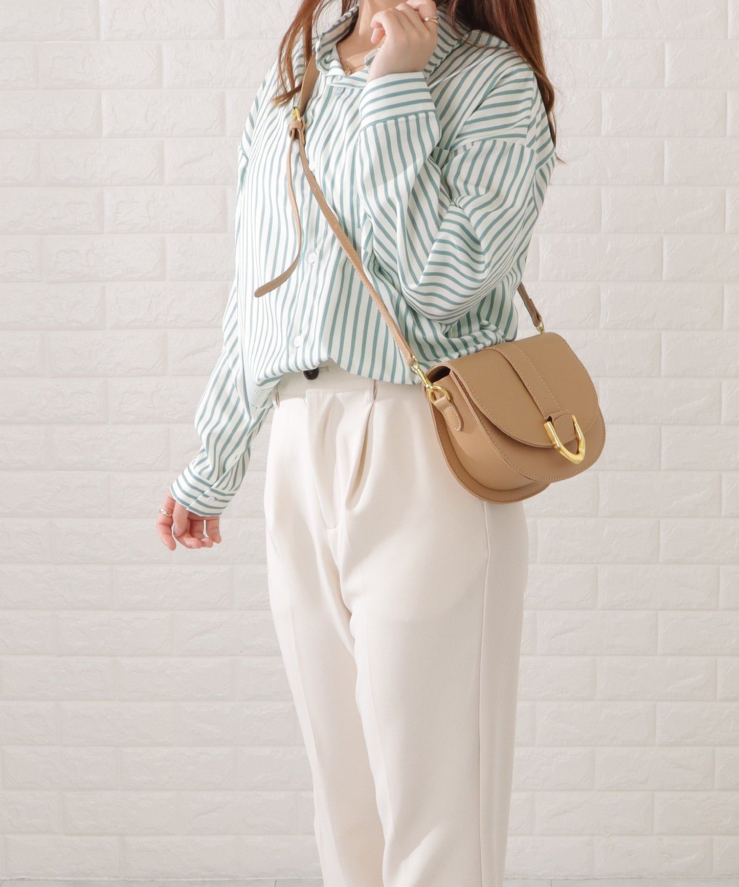 ハーフムーンフェイクレザーショルダーバッグ