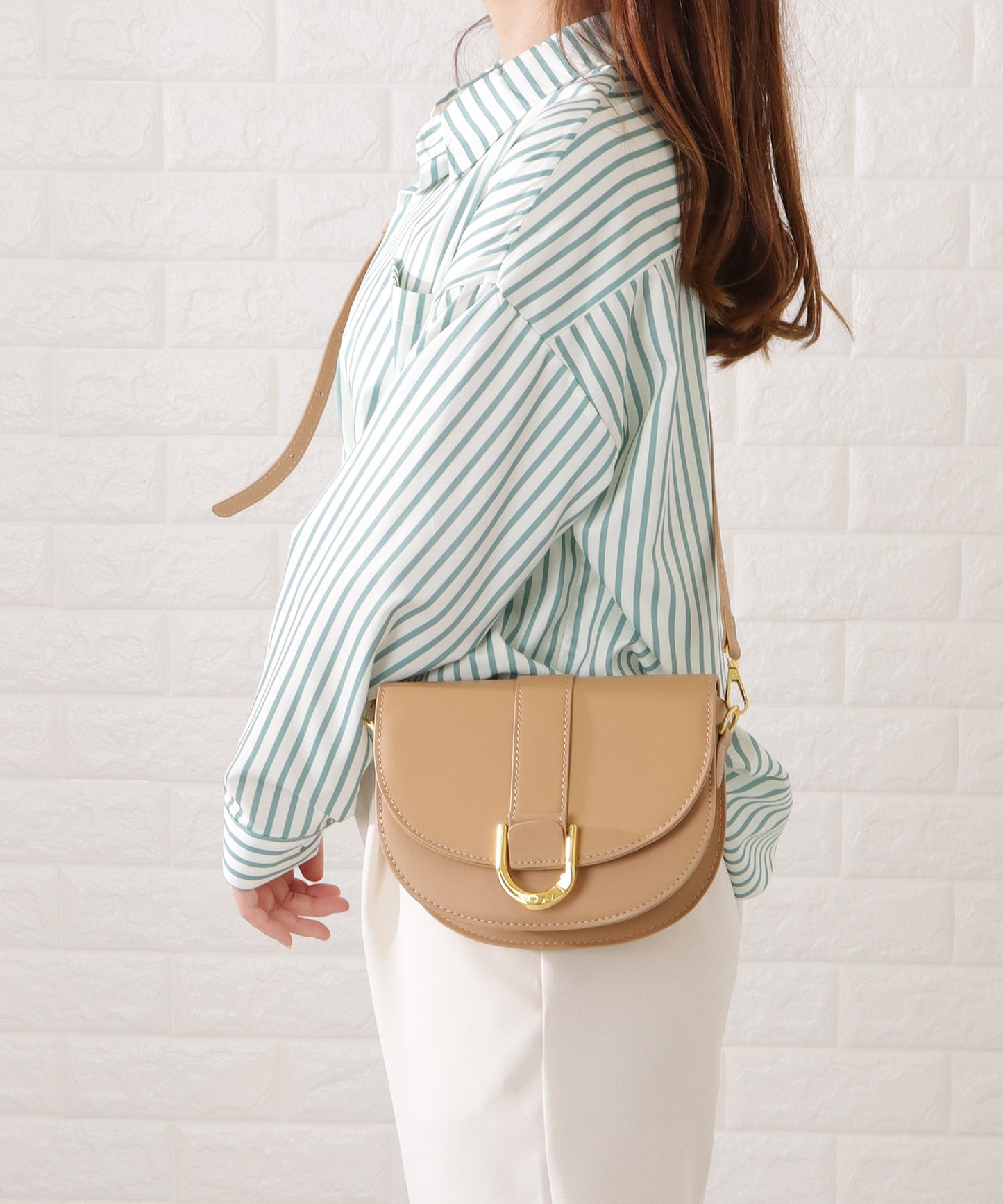 ハーフムーンフェイクレザーショルダーバッグ