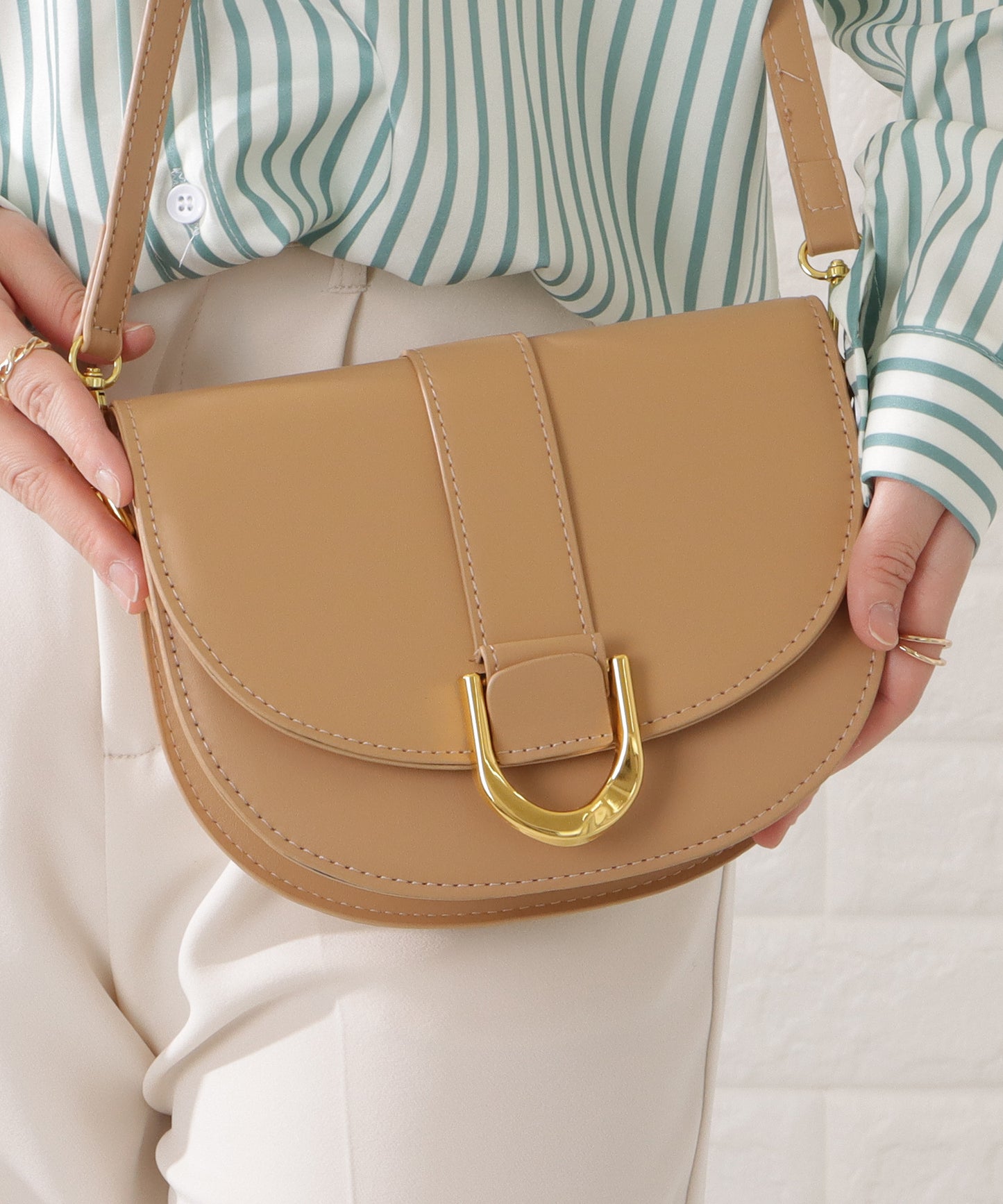 ハーフムーンフェイクレザーショルダーバッグ