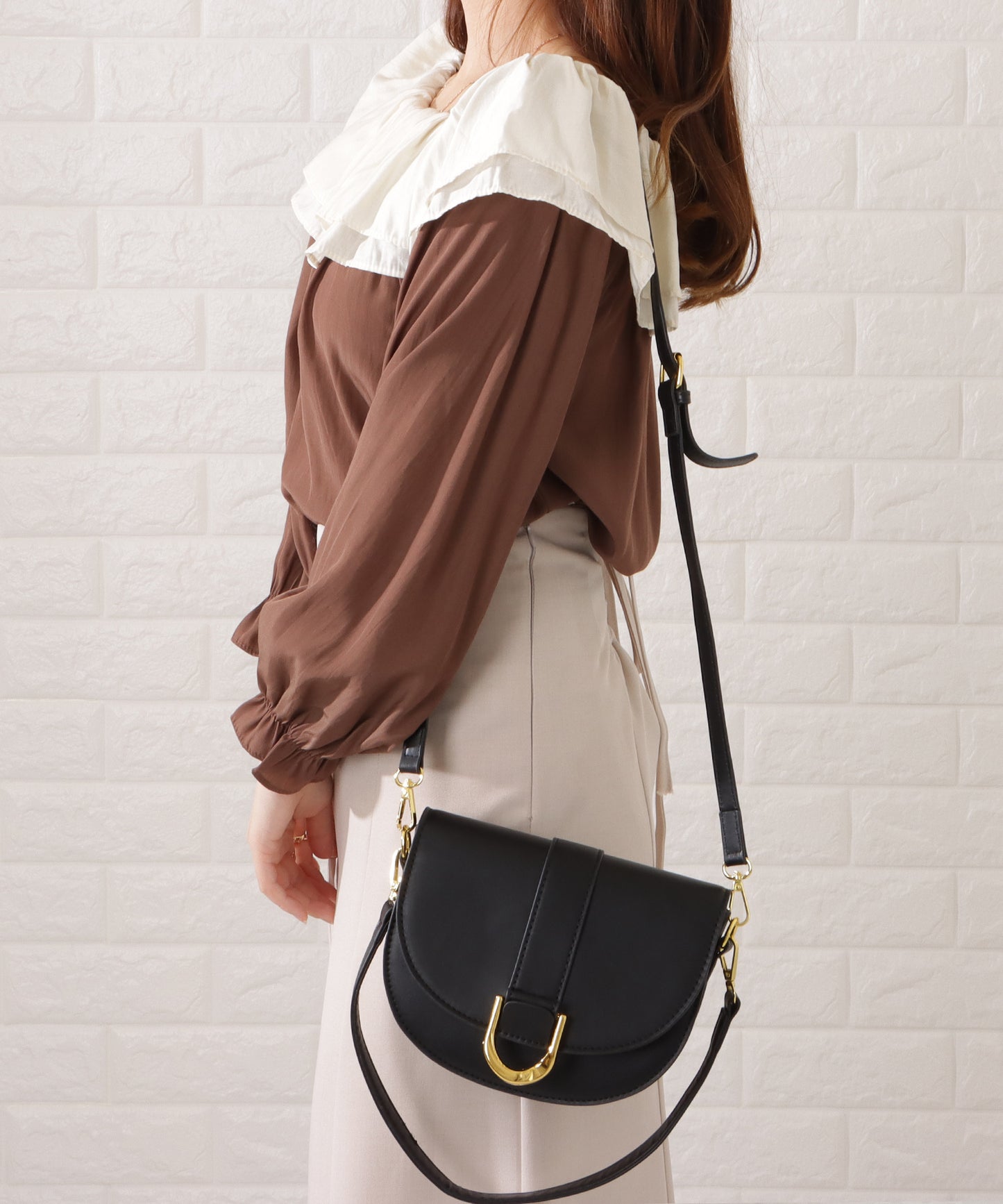 ハーフムーンフェイクレザーショルダーバッグ