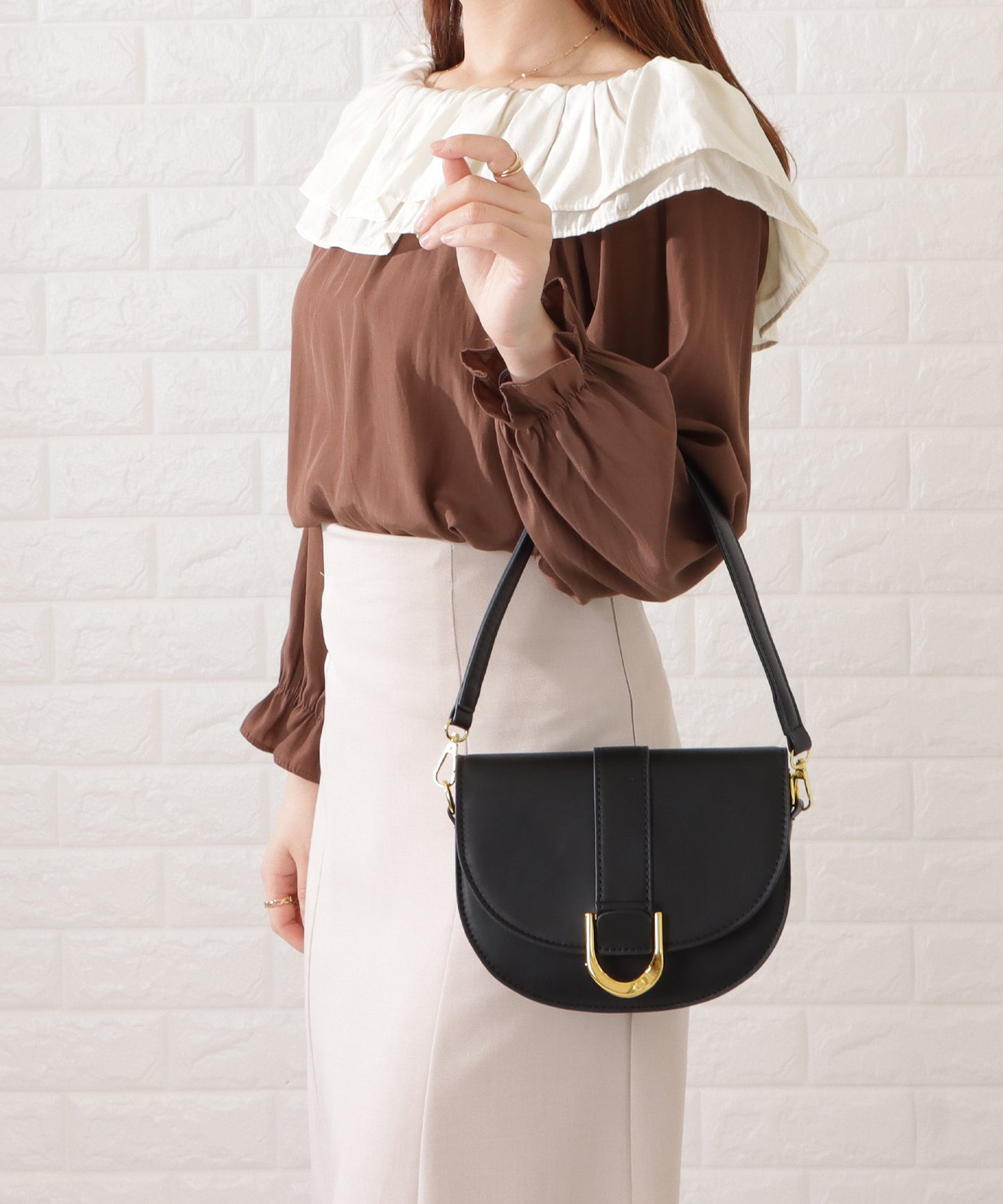 ハーフムーンフェイクレザーショルダーバッグ