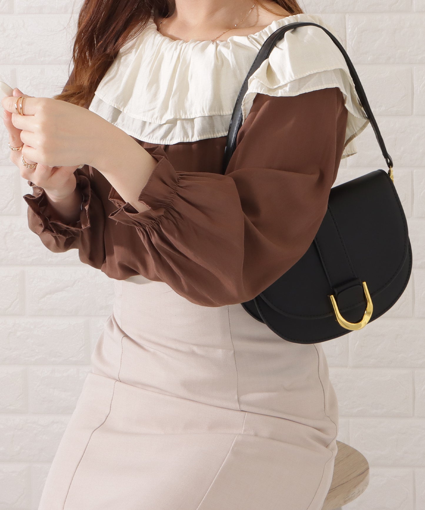 ハーフムーンフェイクレザーショルダーバッグ