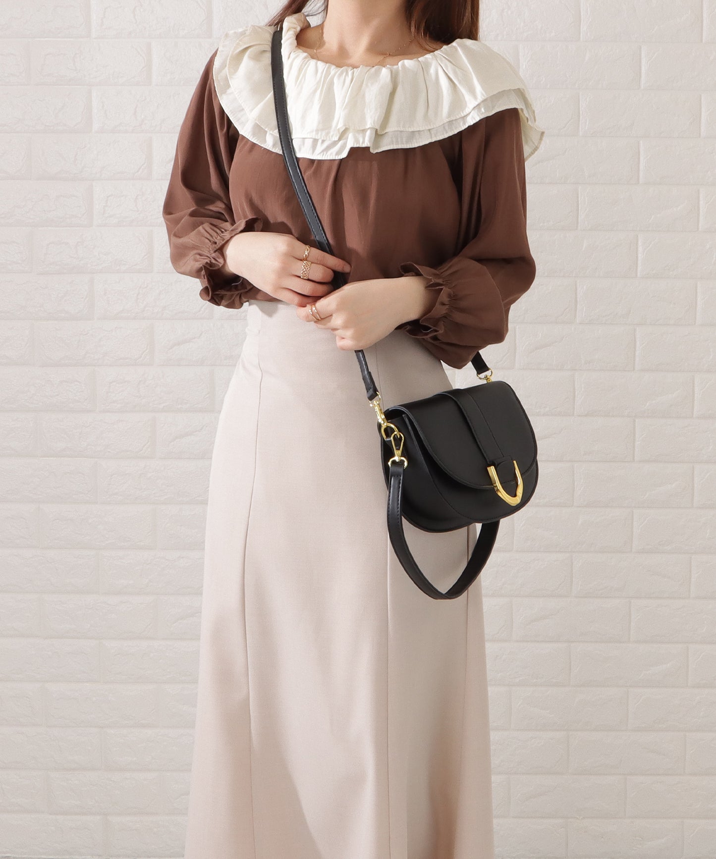 ハーフムーンフェイクレザーショルダーバッグ