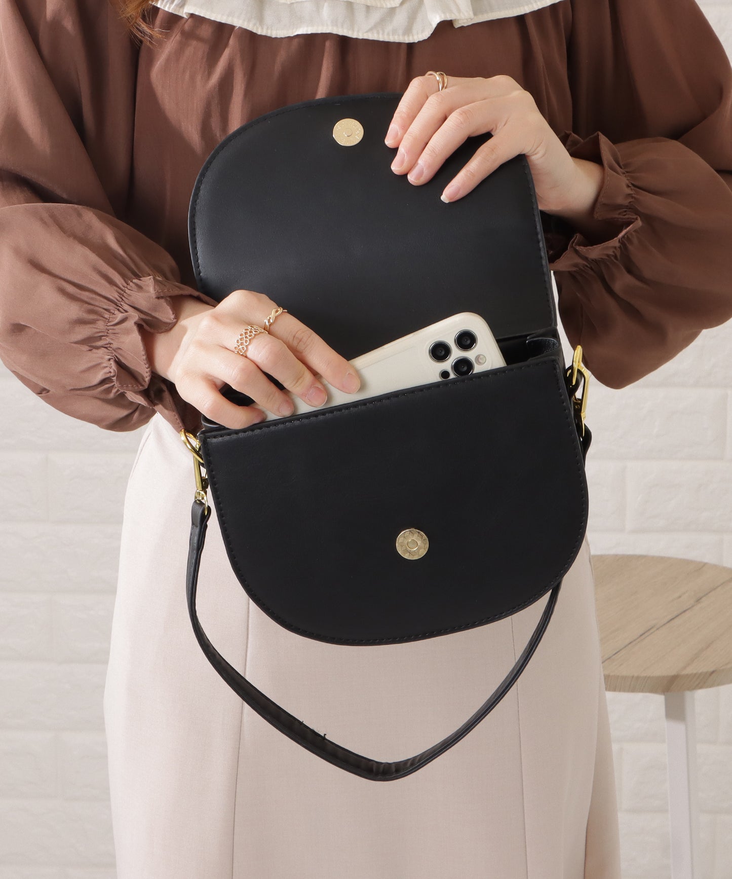 ハーフムーンフェイクレザーショルダーバッグ