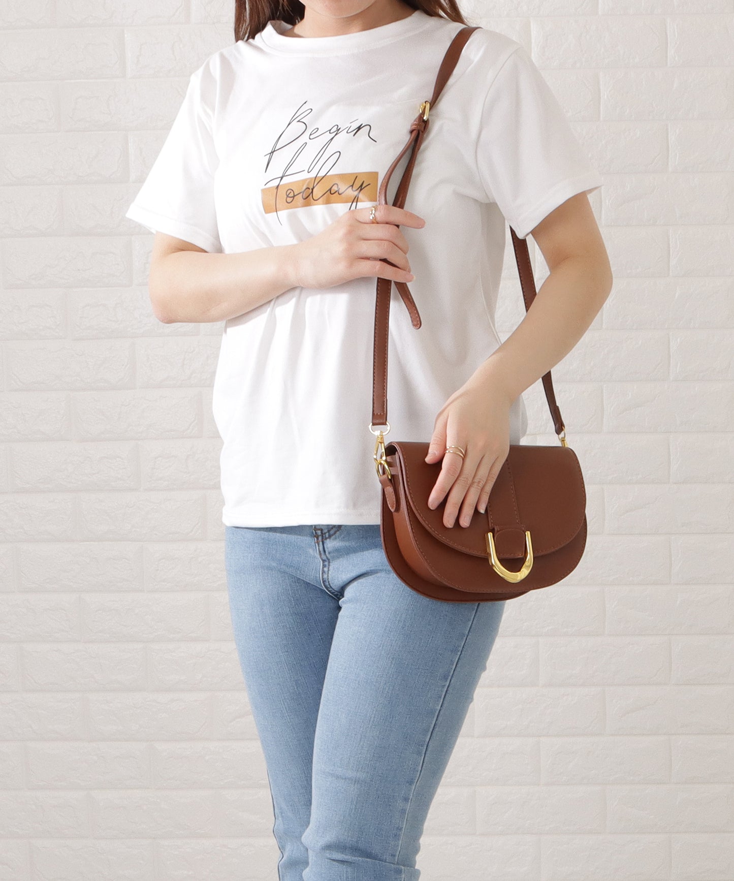 ハーフムーンフェイクレザーショルダーバッグ