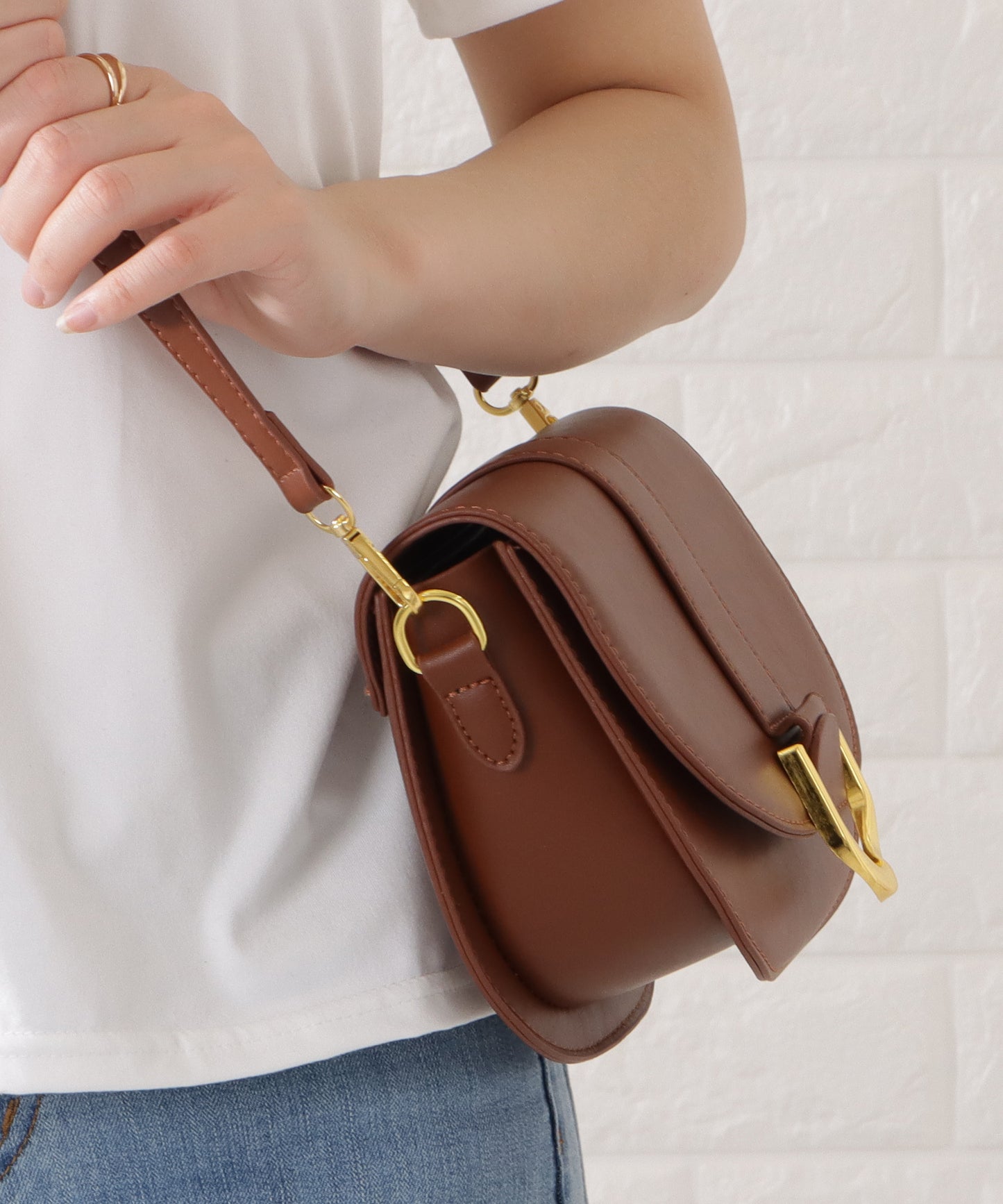 ハーフムーンフェイクレザーショルダーバッグ