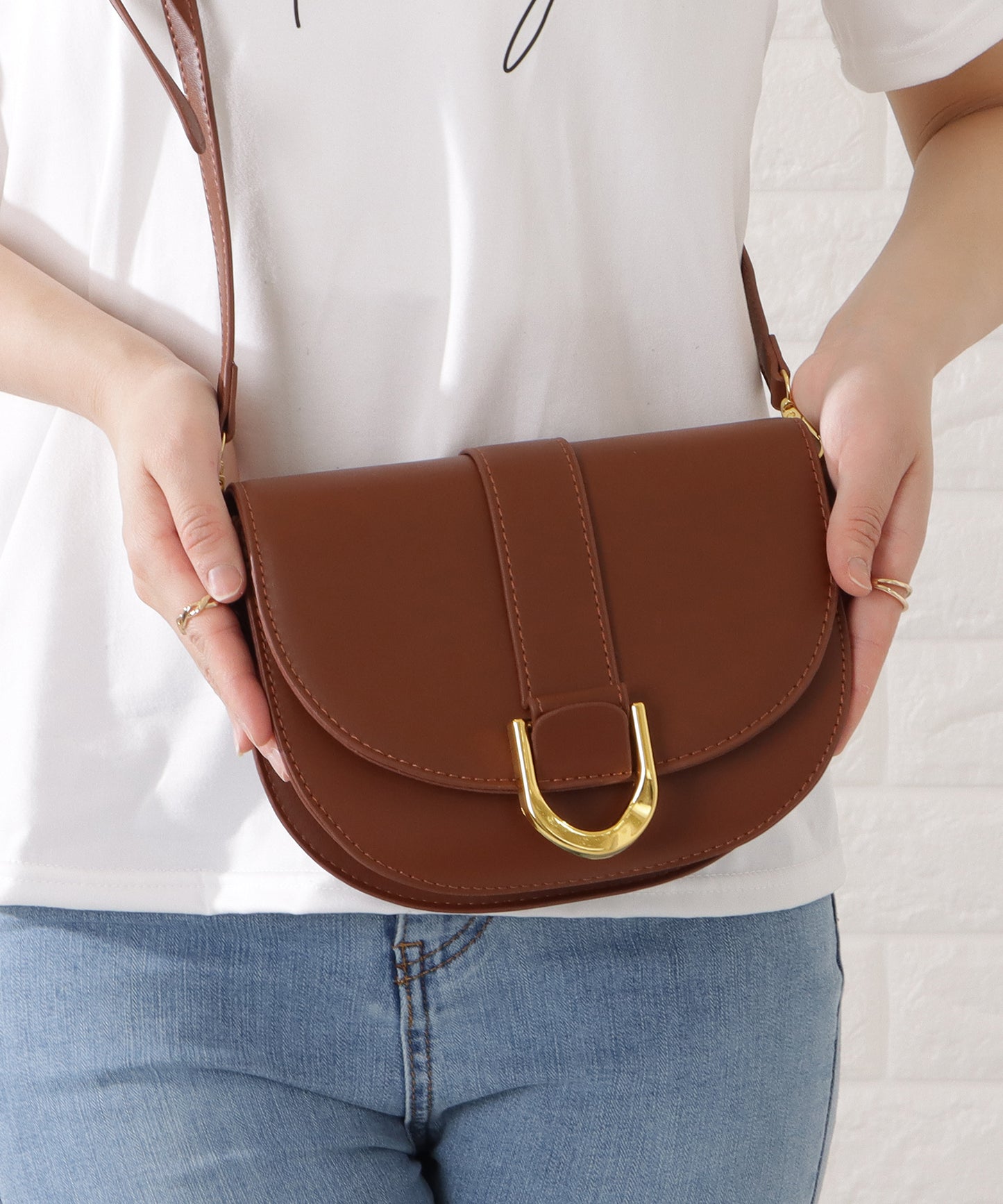 ハーフムーンフェイクレザーショルダーバッグ