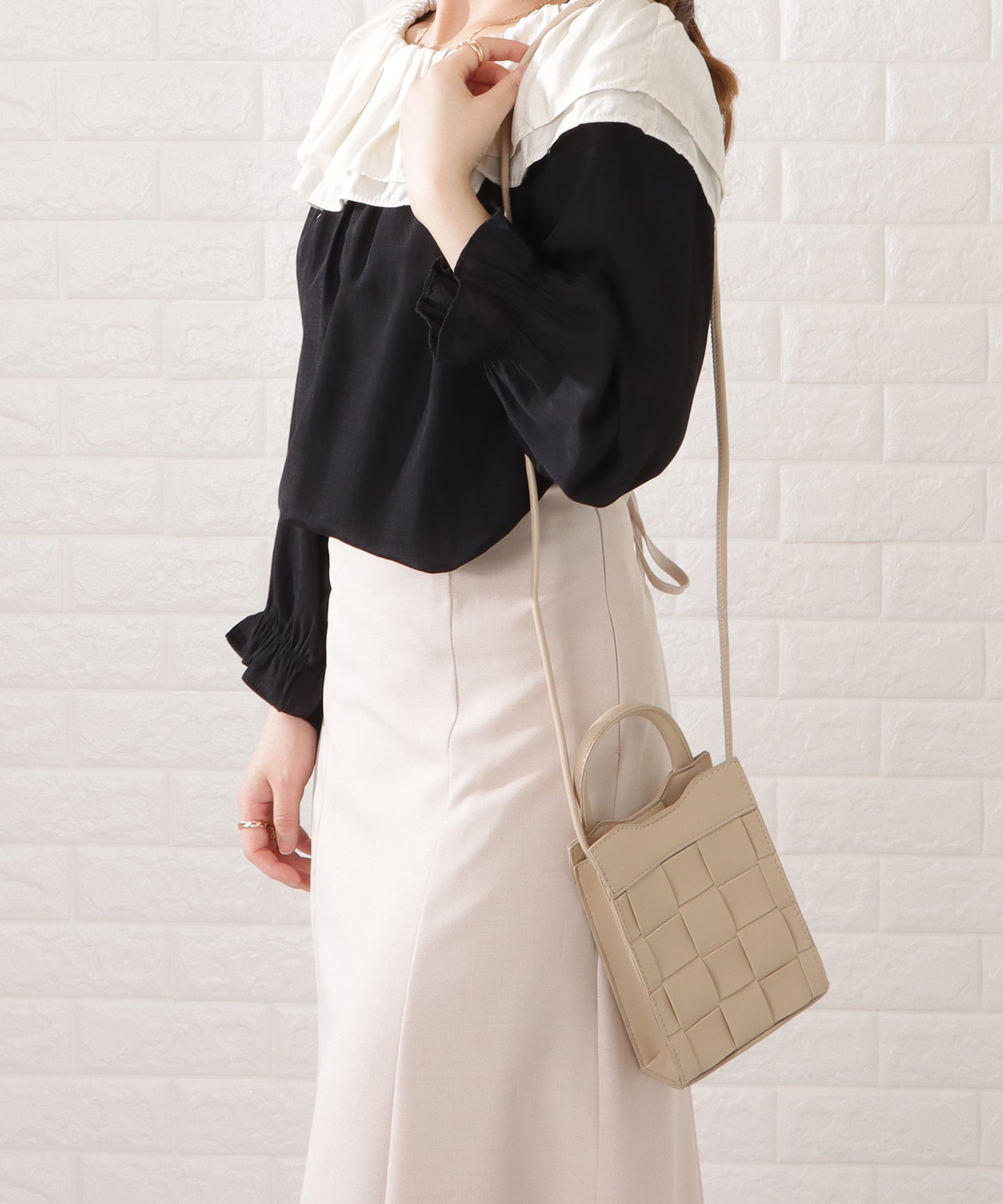 レザー調スクエアメッシュコンパクトショルダーバッグ