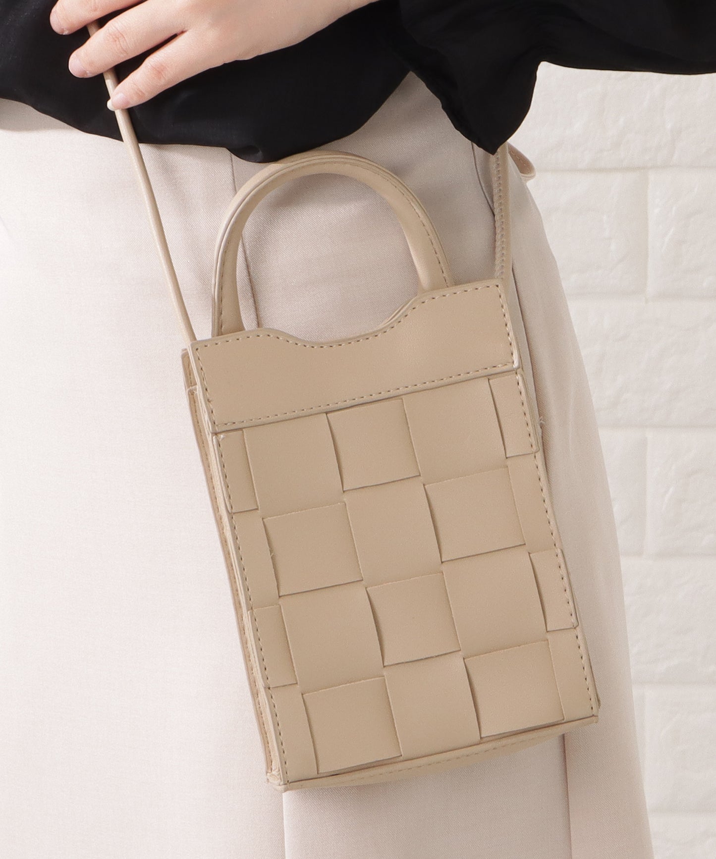 レザー調スクエアメッシュコンパクトショルダーバッグ