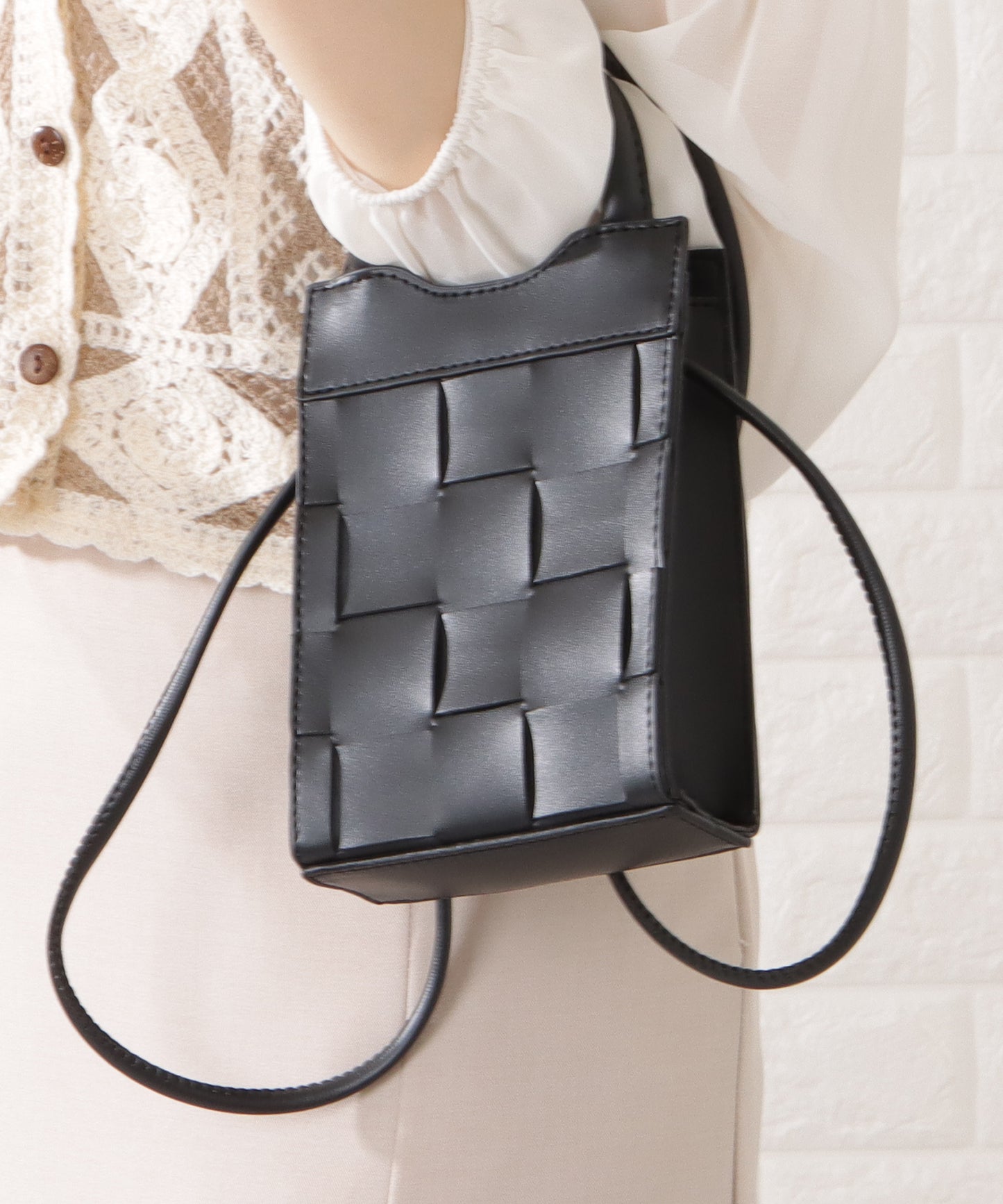 レザー調スクエアメッシュコンパクトショルダーバッグ