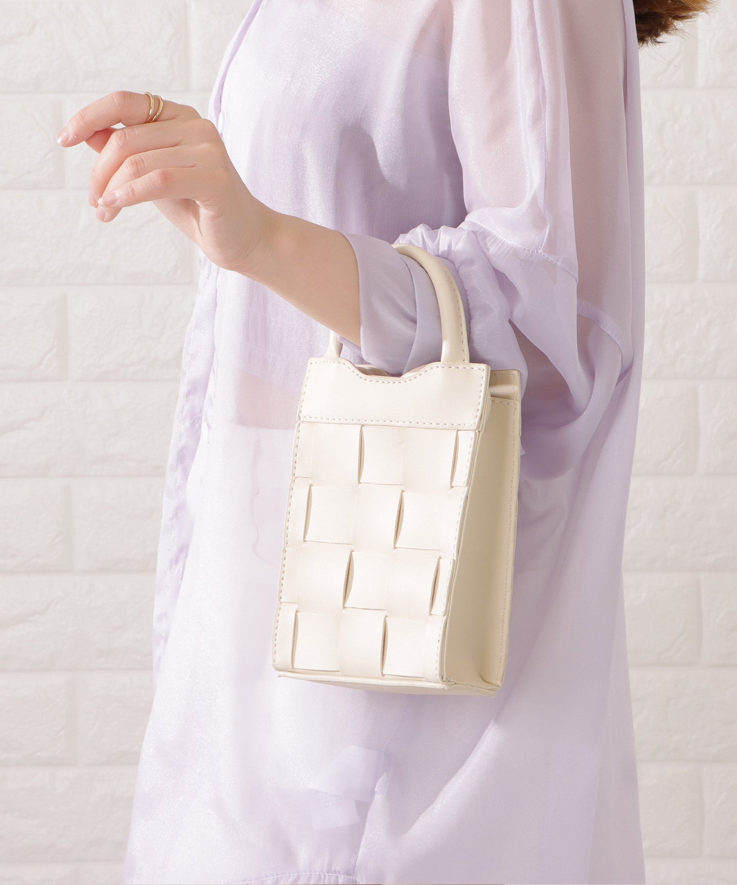 レザー調スクエアメッシュコンパクトショルダーバッグ