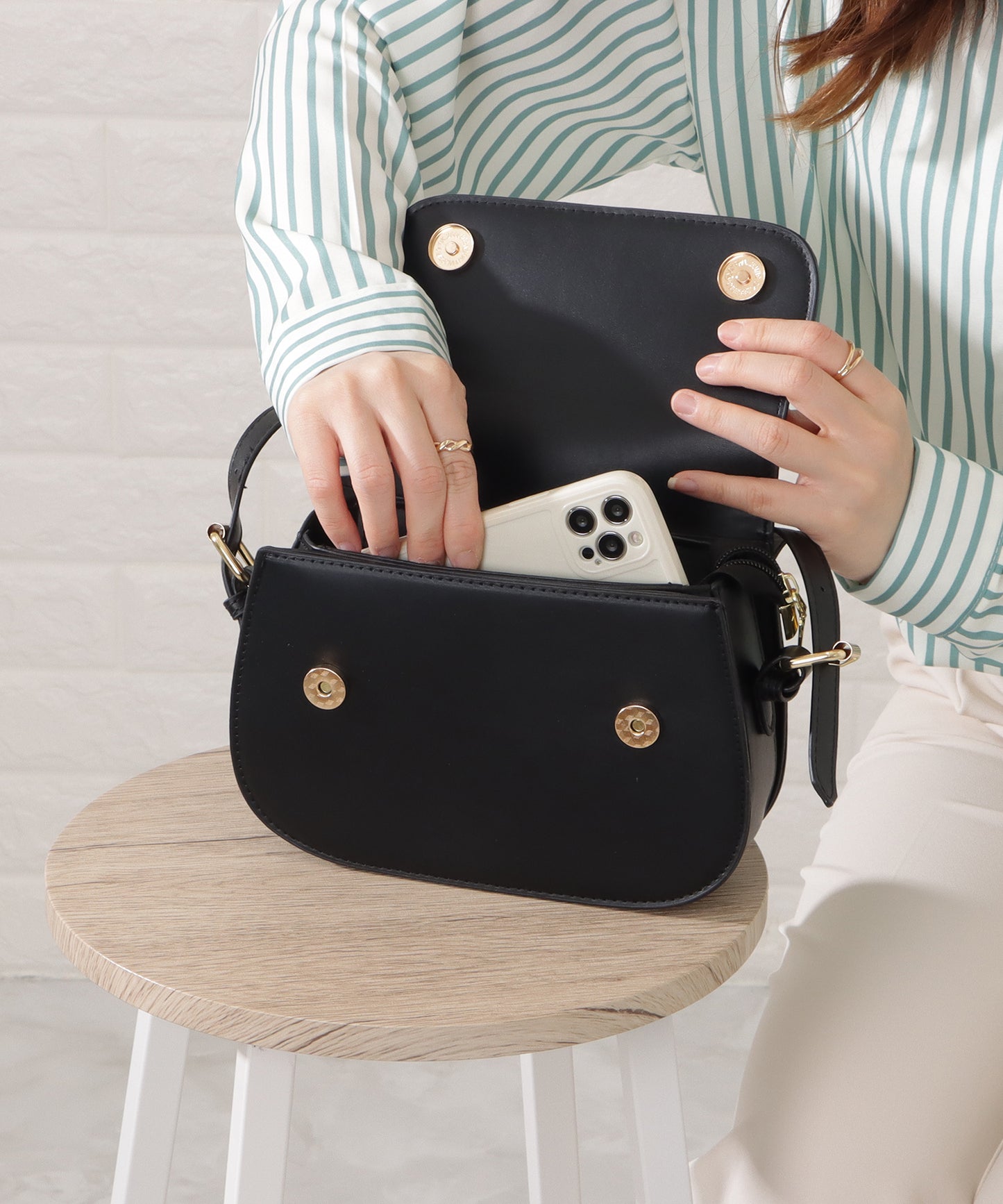 レザー調ラウンドショルダーバッグ