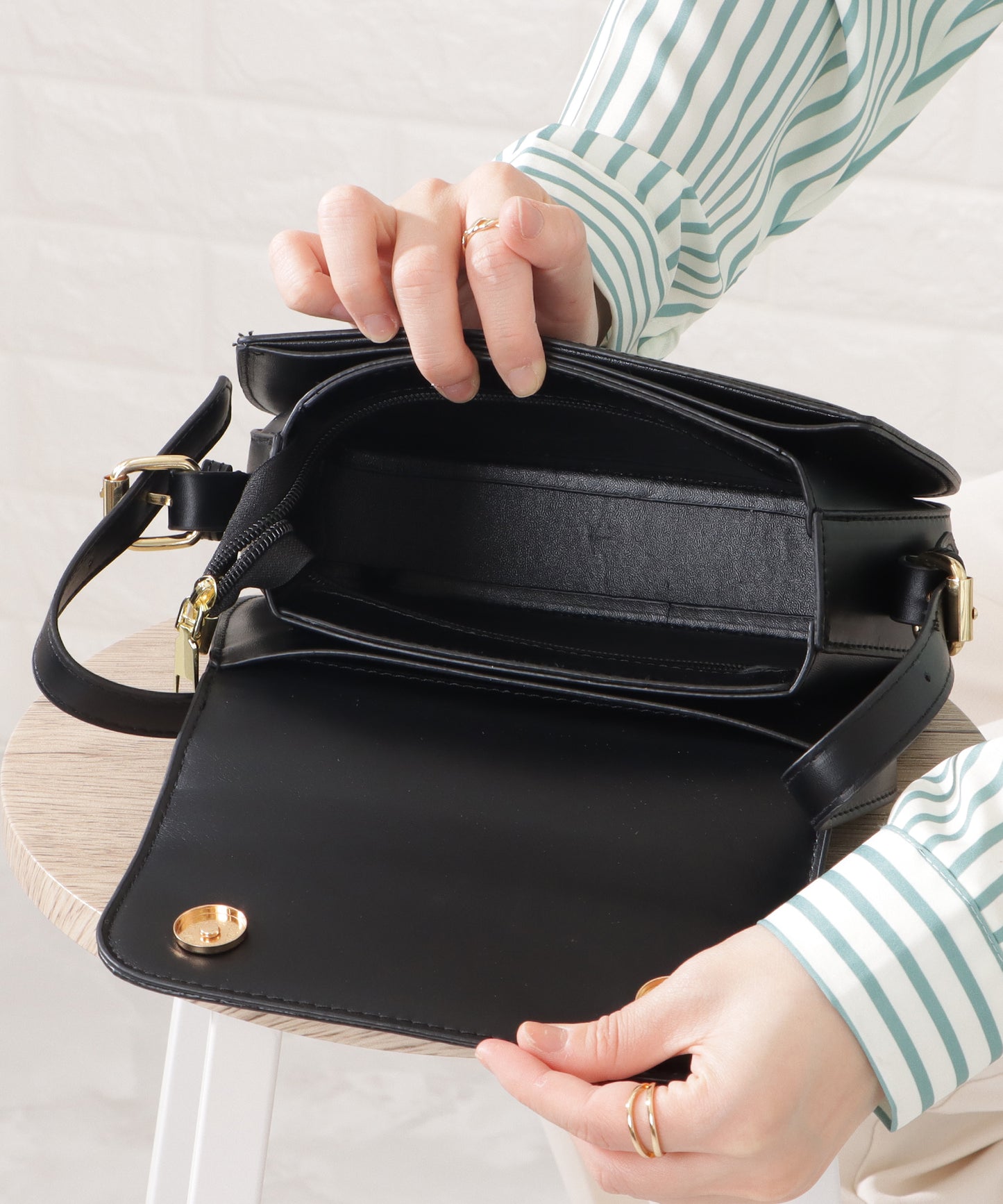 レザー調ラウンドショルダーバッグ