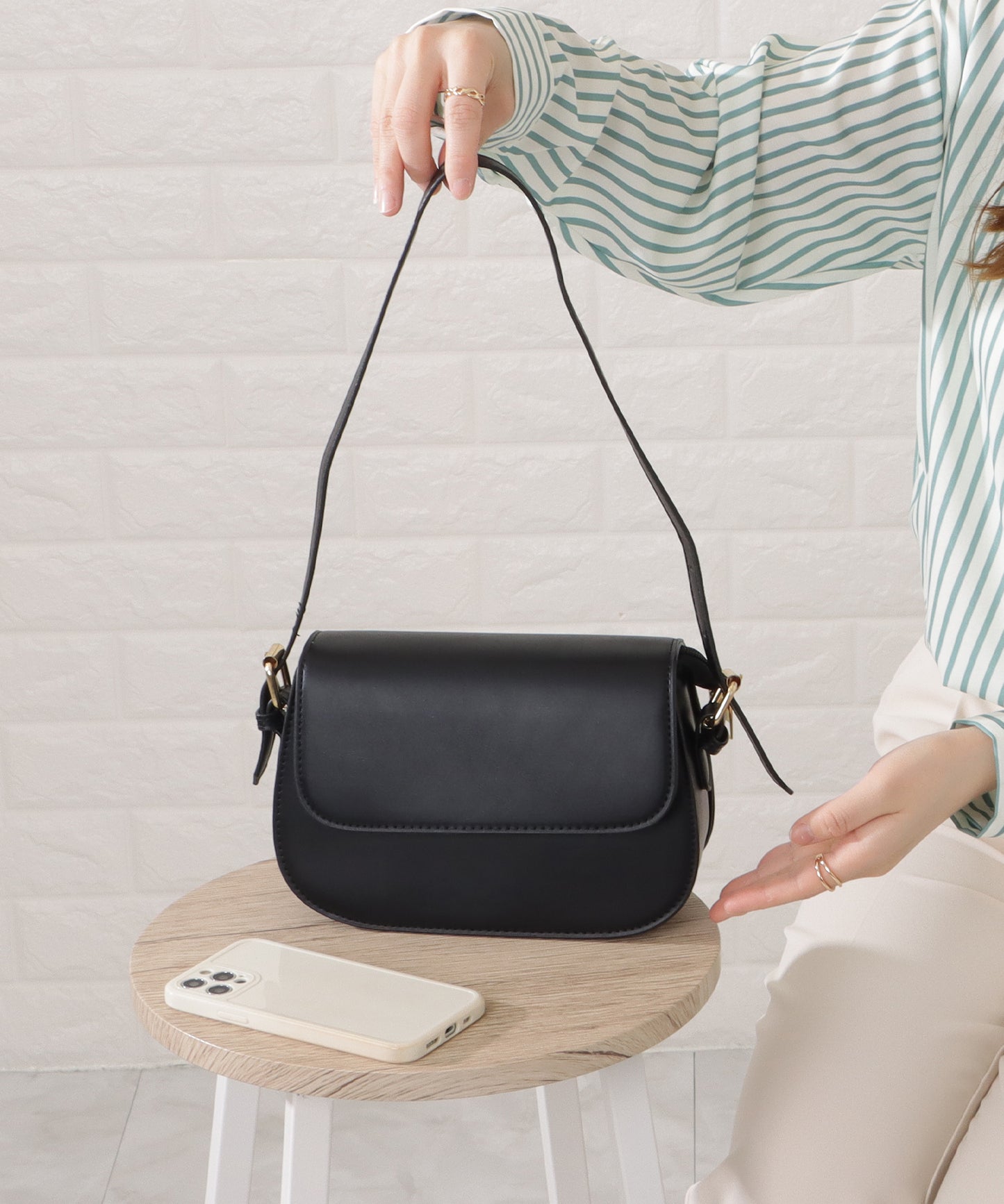 レザー調ラウンドショルダーバッグ