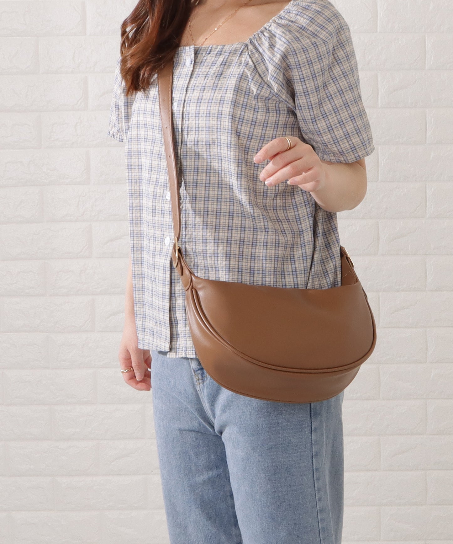 マットレザー調ラウンドボディバッグ