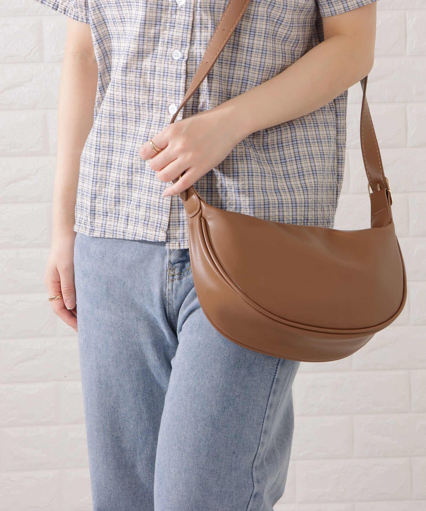 マットレザー調ラウンドボディバッグ