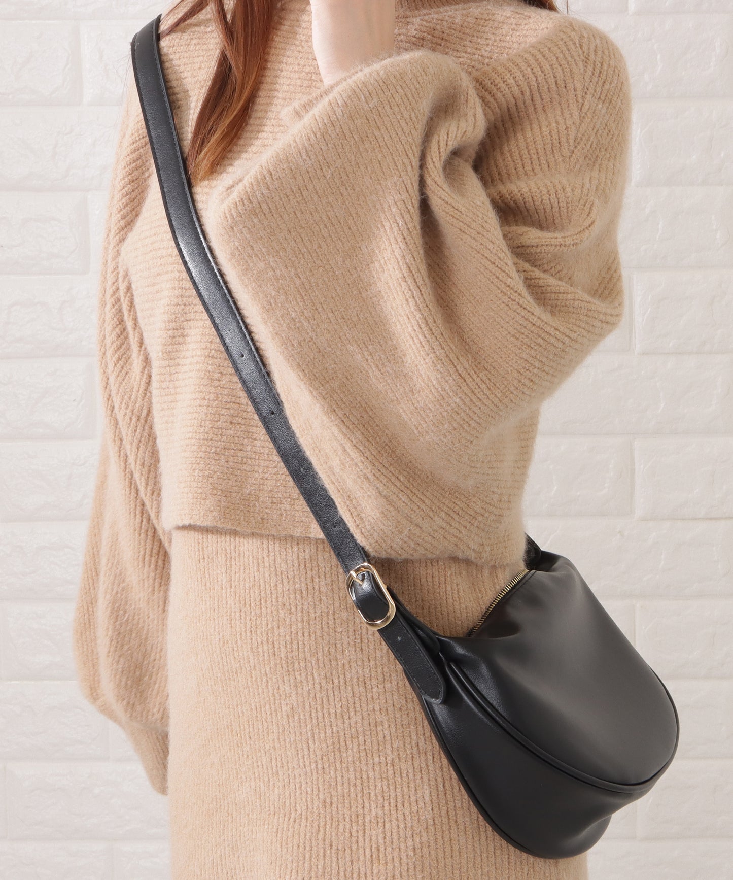 マットレザー調ラウンドボディバッグ