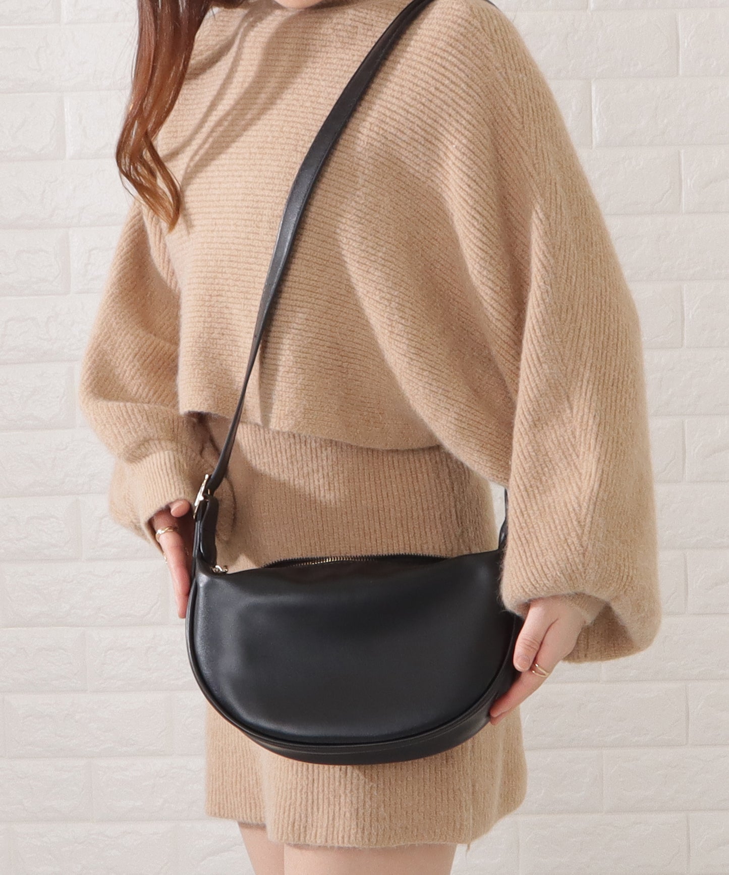 マットレザー調ラウンドボディバッグ