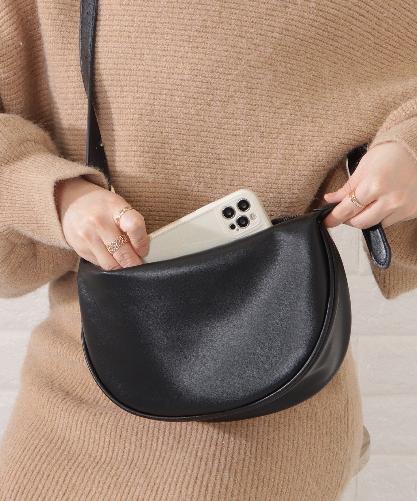 マットレザー調ラウンドボディバッグ