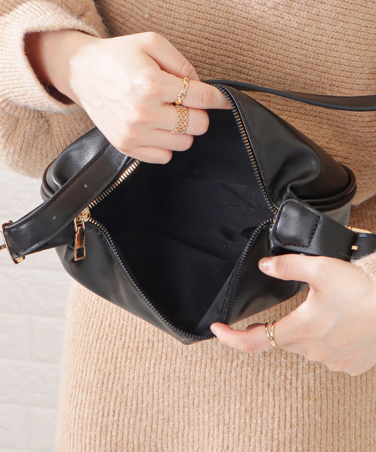 マットレザー調ラウンドボディバッグ