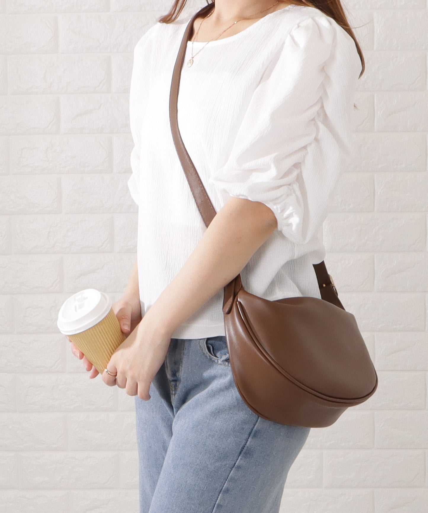 マットレザー調ラウンドボディバッグ