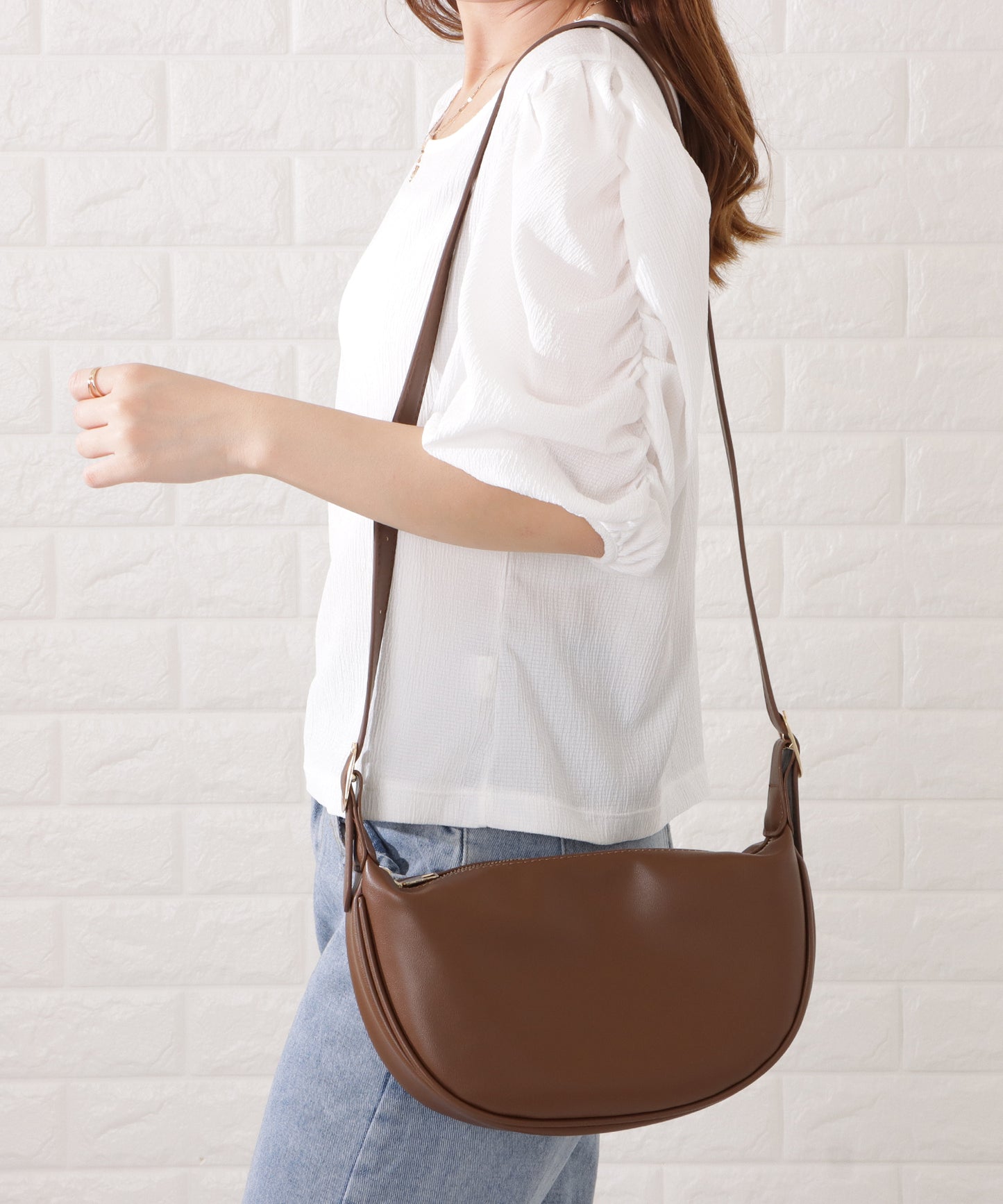 マットレザー調ラウンドボディバッグ