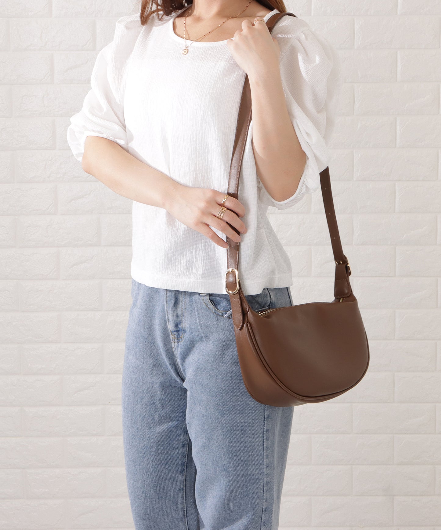 マットレザー調ラウンドボディバッグ