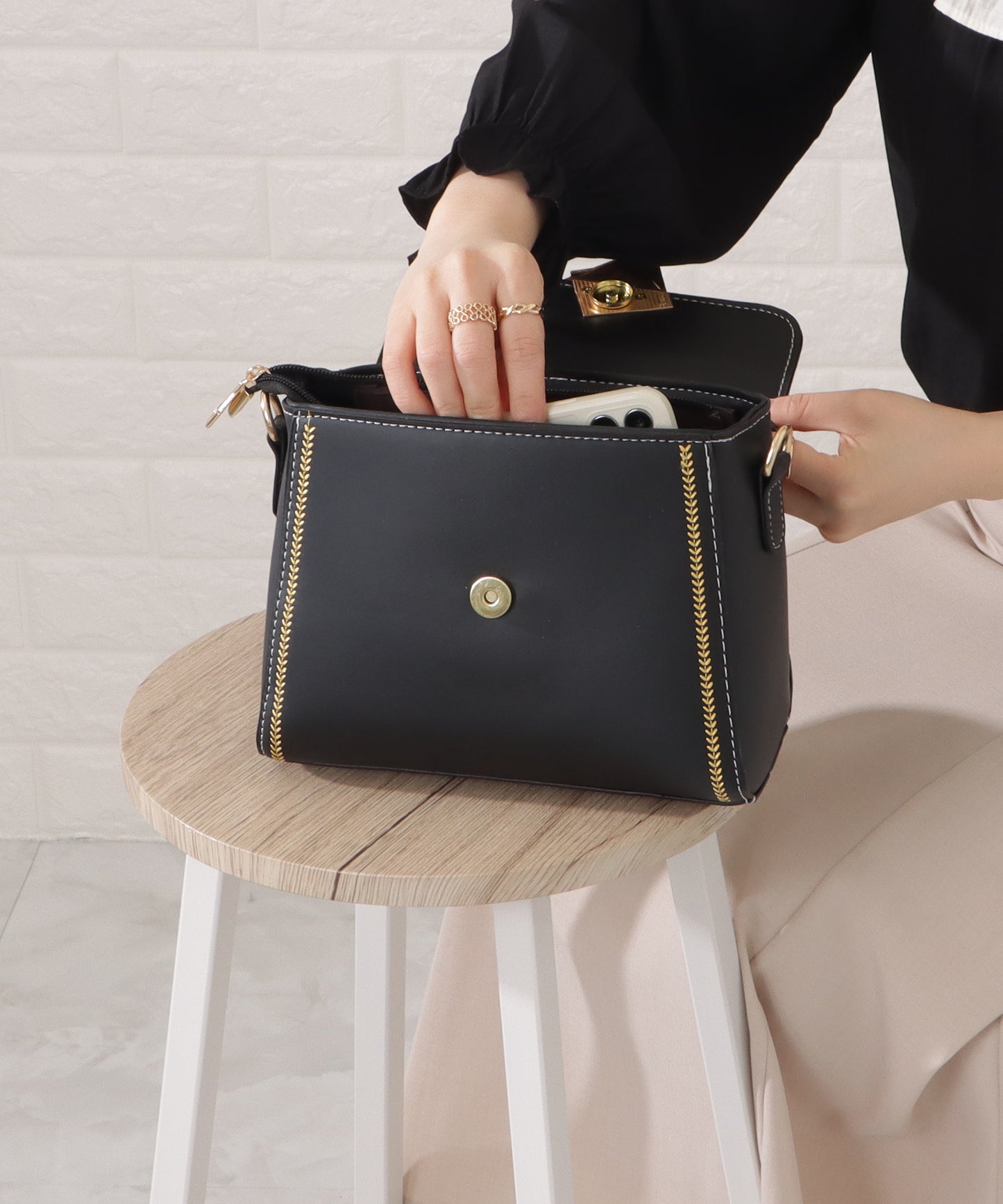 スクエアモチーフ付きレザー調バイカラーショルダーバッグ