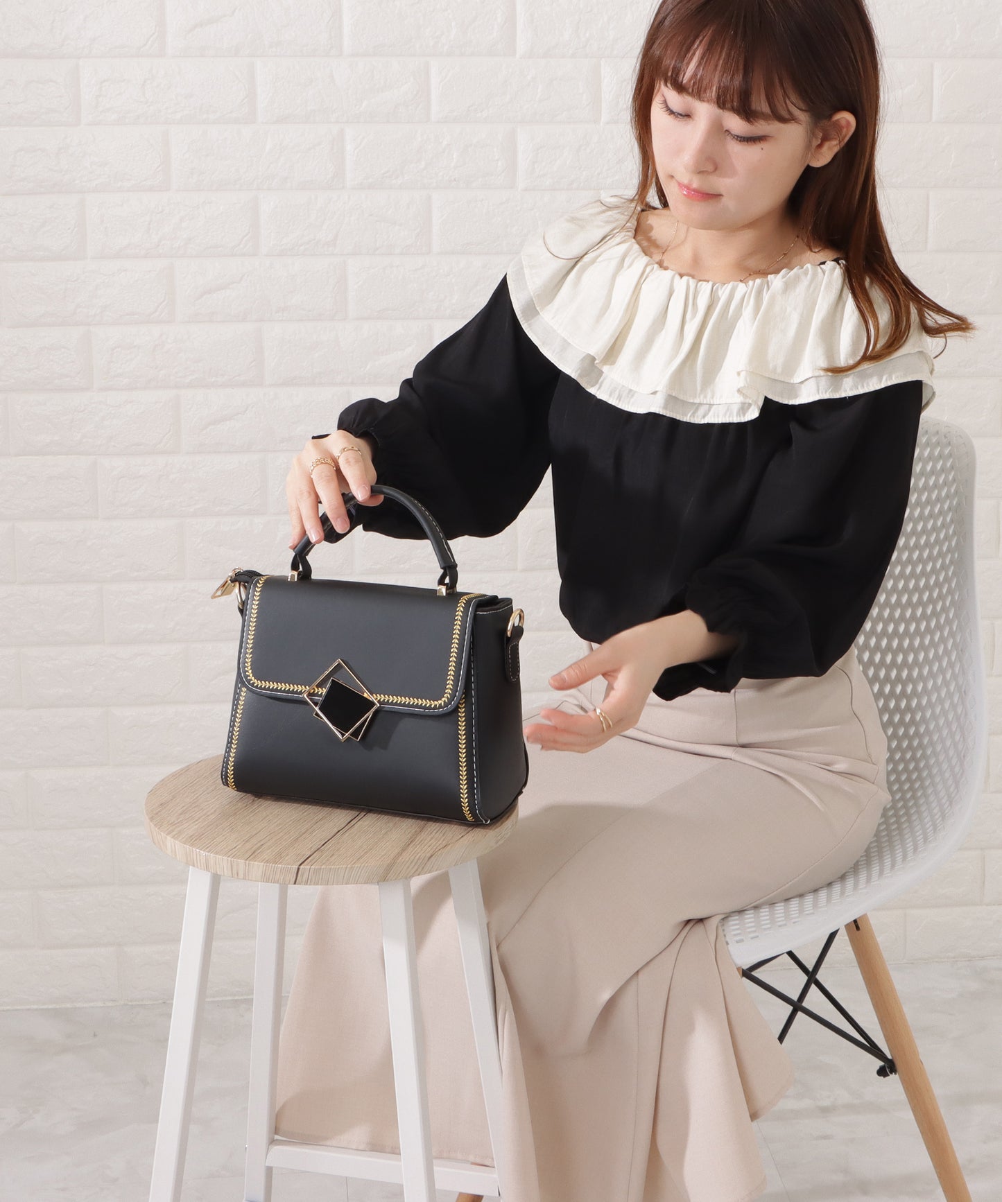 スクエアモチーフ付きレザー調バイカラーショルダーバッグ