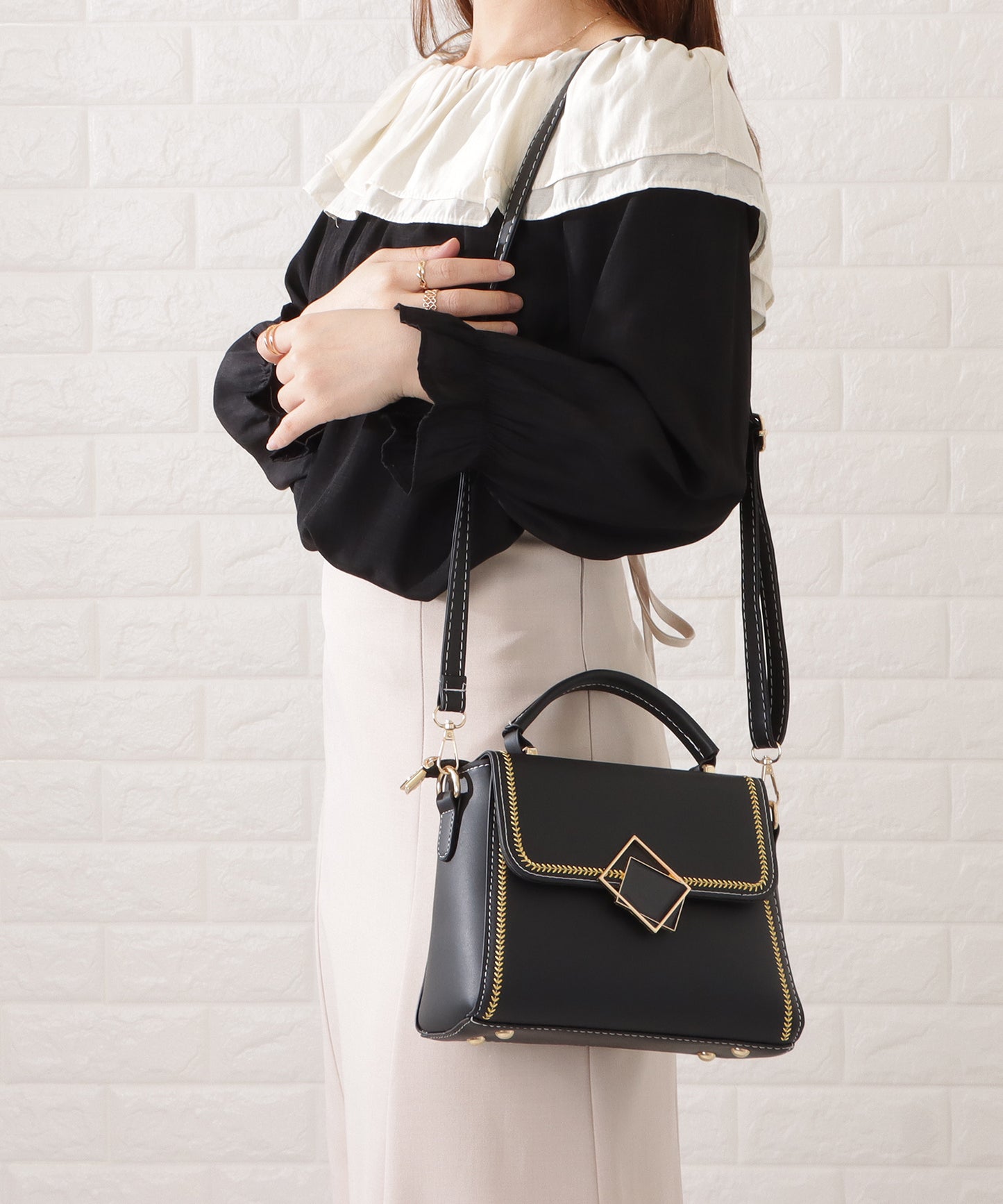 スクエアモチーフ付きレザー調バイカラーショルダーバッグ