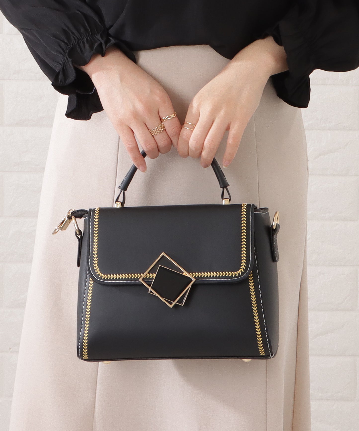 スクエアモチーフ付きレザー調バイカラーショルダーバッグ