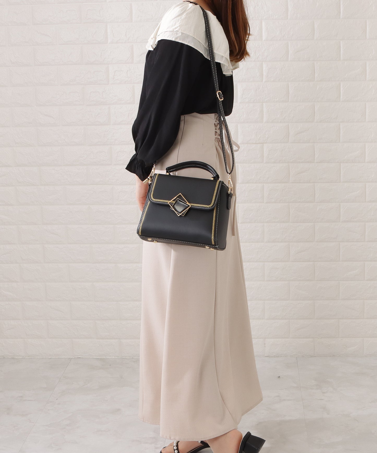 スクエアモチーフ付きレザー調バイカラーショルダーバッグ