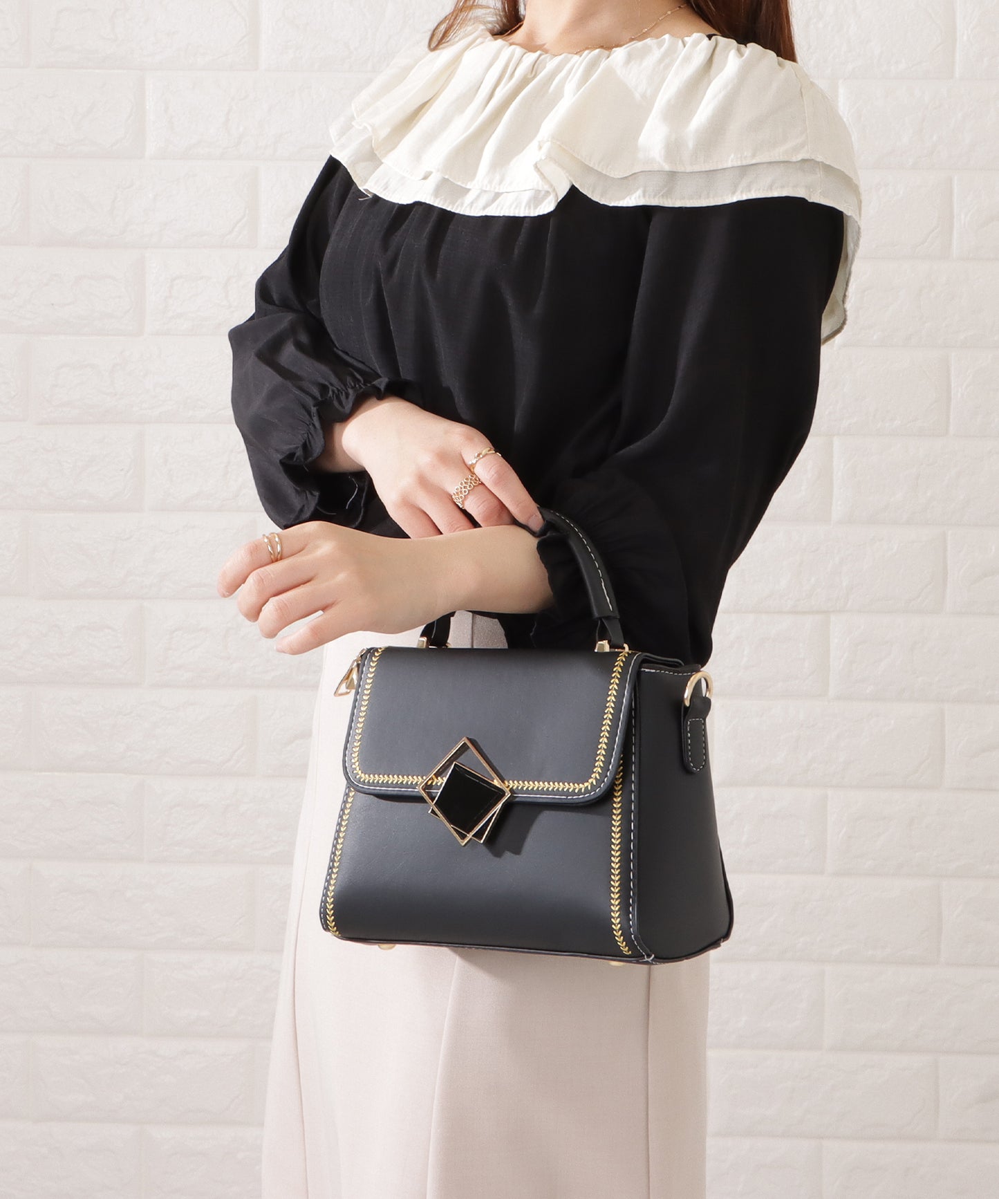 スクエアモチーフ付きレザー調バイカラーショルダーバッグ